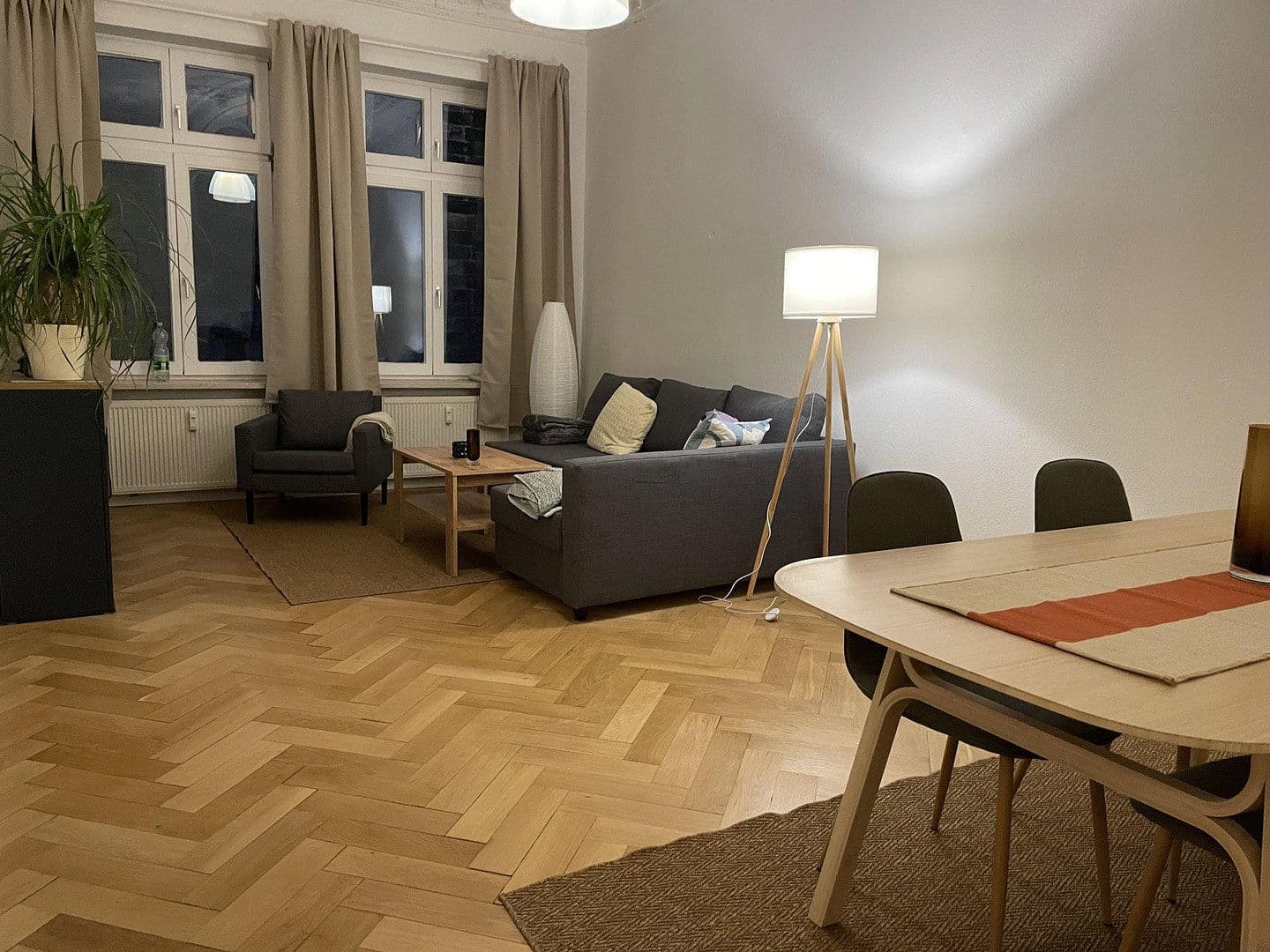 Prenájom bytu 4-izbový 120 m², Riemannstrasse 28, Leipzig, Sasko Prenájom bytu 4-izbový 120 m², Riemannstrasse 28, Leipzig, Sasko