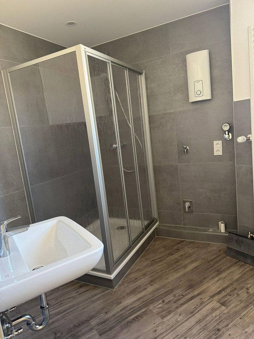 Prenájom bytu 4-izbový 120 m², Dellstraße 1a, Duisburg, Severné Porýnie - Westfálsko Prenájom bytu 4-izbový 120 m², Dellstraße 1a, Duisburg, Severné Porýnie - Westfálsko
