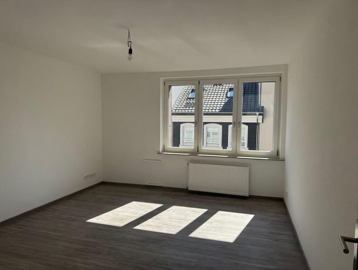 Prenájom bytu 4-izbový 120 m², Dellstraße 1a, Duisburg, Severné Porýnie - Westfálsko Prenájom bytu 4-izbový 120 m², Dellstraße 1a, Duisburg, Severné Porýnie - Westfálsko