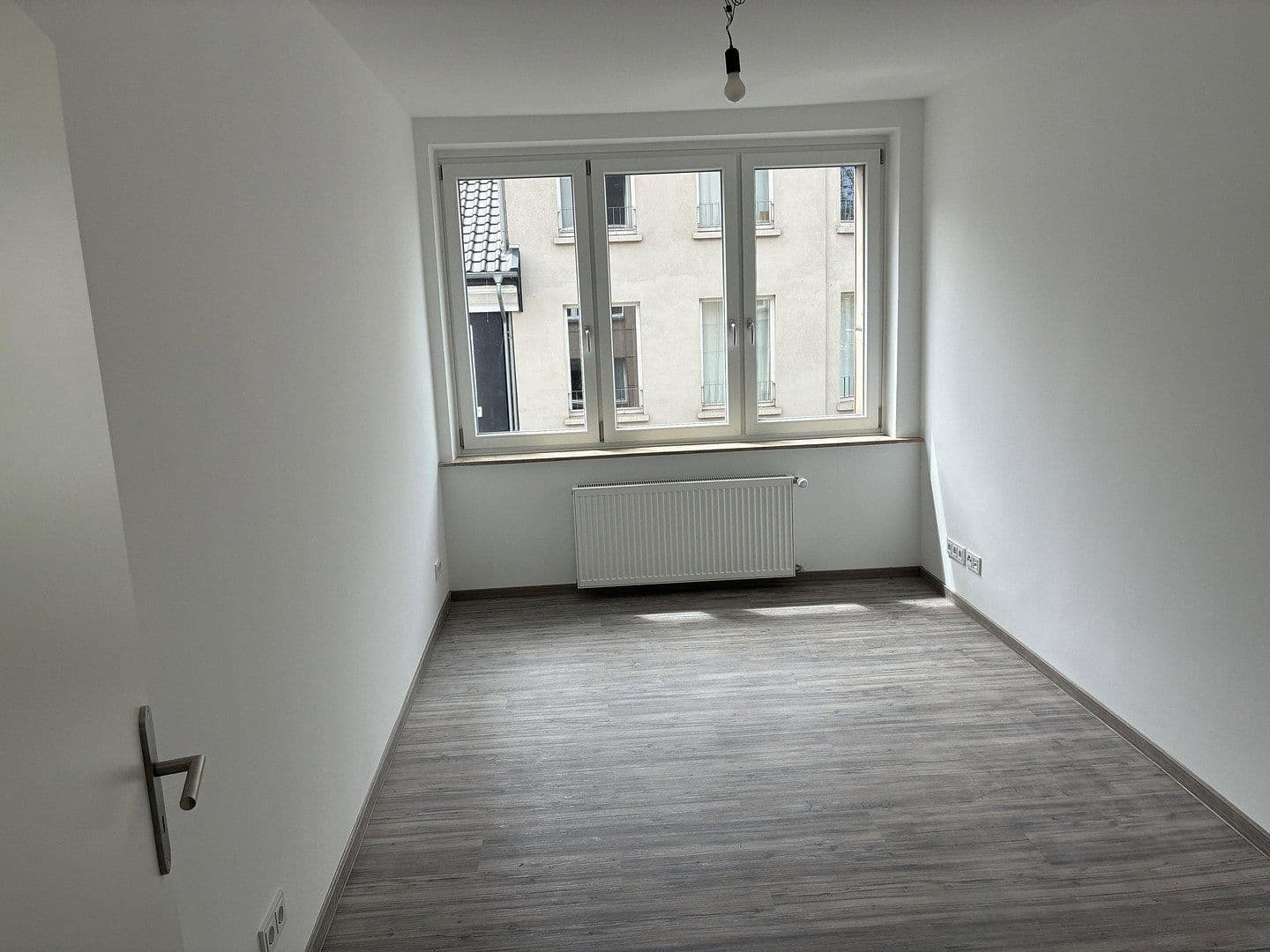 Prenájom bytu 4-izbový 120 m², Dellstraße 1a, Duisburg, Severné Porýnie - Westfálsko Prenájom bytu 4-izbový 120 m², Dellstraße 1a, Duisburg, Severné Porýnie - Westfálsko
