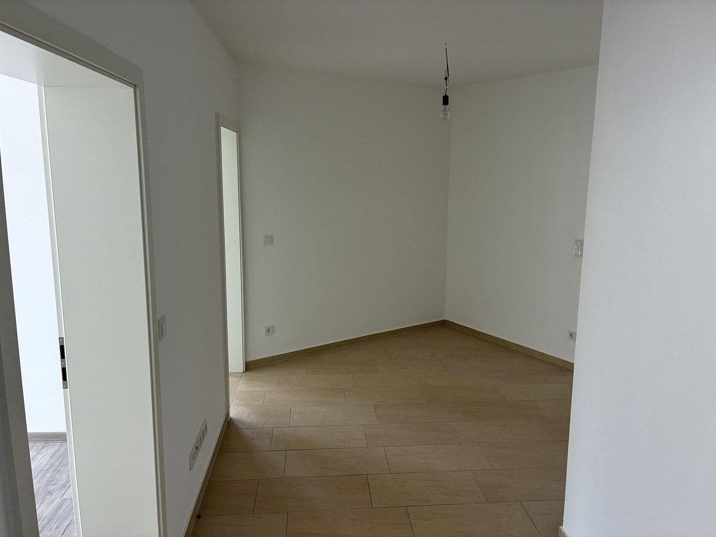Prenájom bytu 4-izbový 120 m², Dellstraße 1a, Duisburg, Severné Porýnie - Westfálsko Prenájom bytu 4-izbový 120 m², Dellstraße 1a, Duisburg, Severné Porýnie - Westfálsko