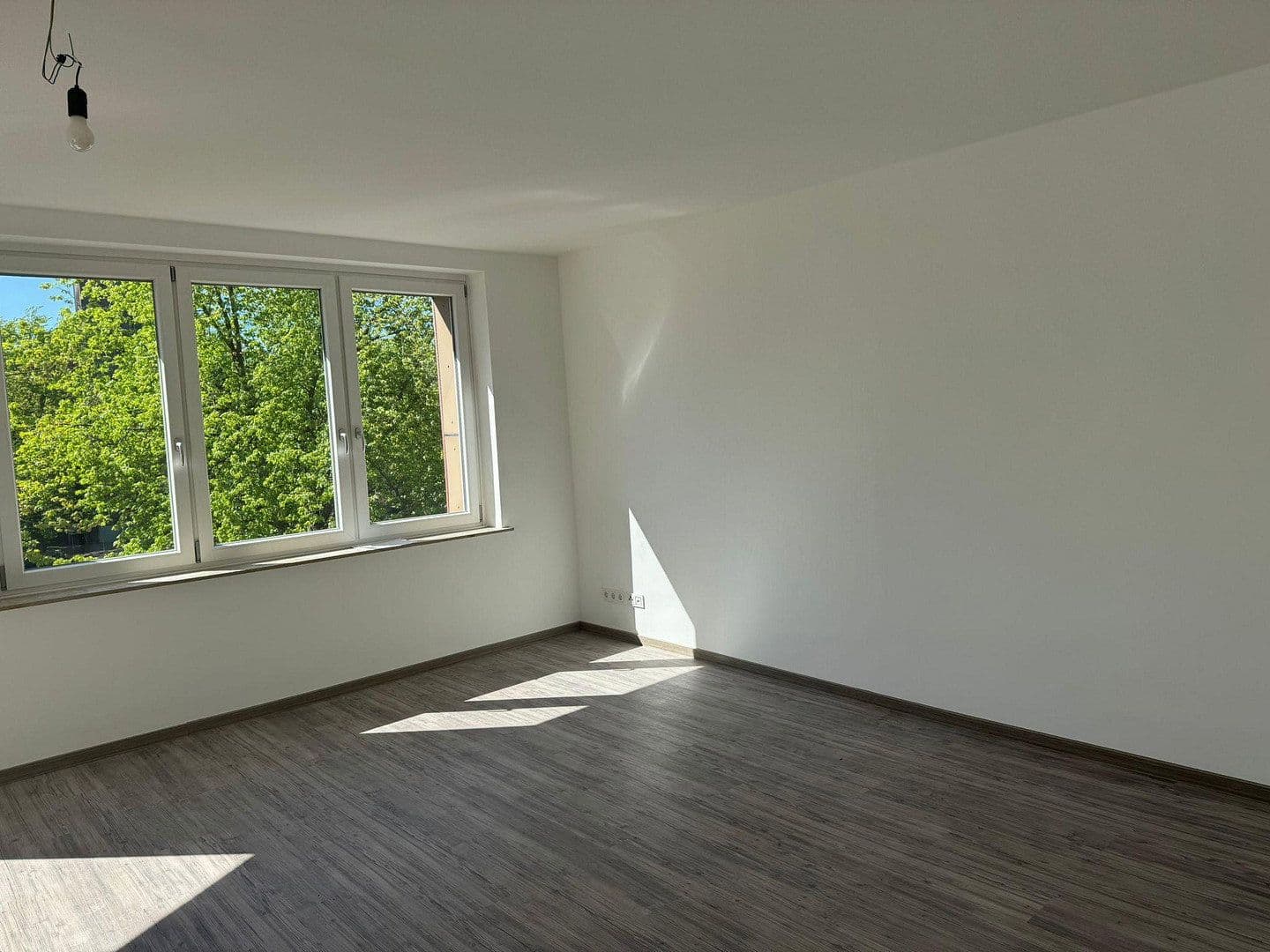Prenájom bytu 4-izbový 120 m², Dellstraße 1a, Duisburg, Severné Porýnie - Westfálsko Prenájom bytu 4-izbový 120 m², Dellstraße 1a, Duisburg, Severné Porýnie - Westfálsko