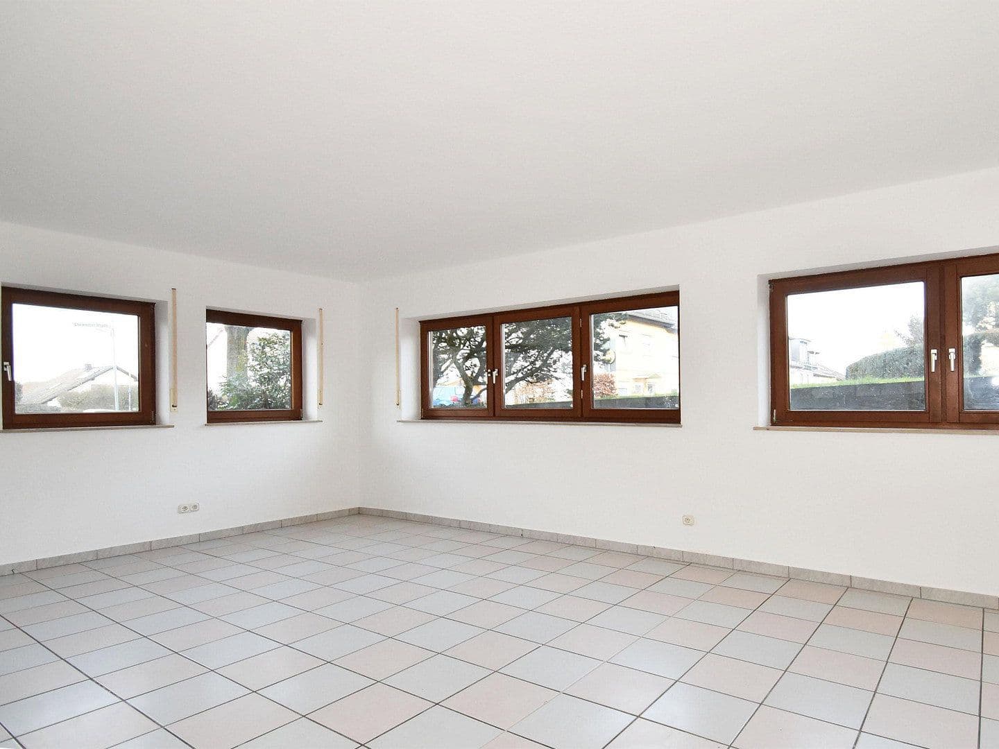 Prenájom bytu 5-izbový 175 m², Pohlheim, Hesensko Prenájom bytu 5-izbový 175 m², Pohlheim, Hesensko