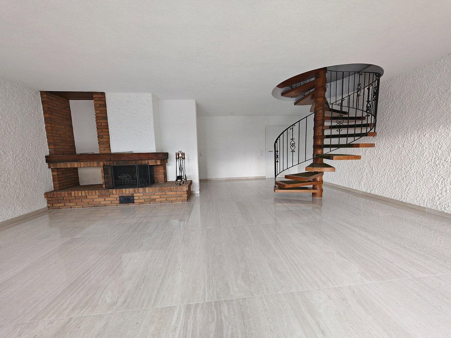 Predaj domu 230 m², pozemek 334 m², Frankenthal, Porýnie-Falcko Predaj domu 230 m², pozemek 334 m², Frankenthal, Porýnie-Falcko