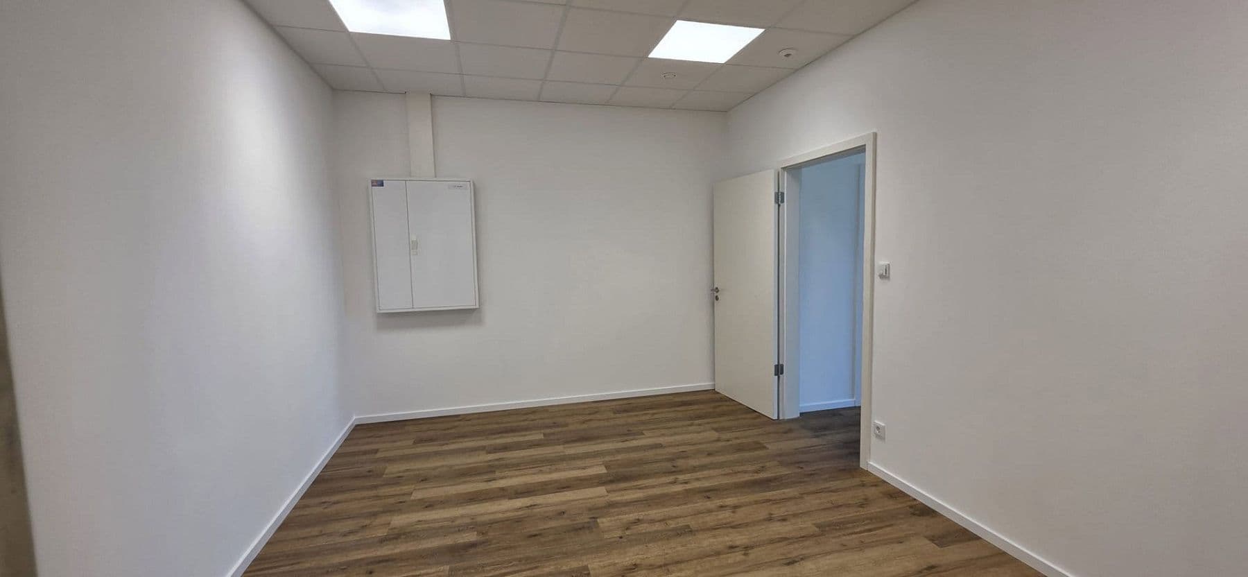 Prenájom kancelárie 206 m², Wilhelm-Leonhard-Straße 16, Kehl, Bádensko-Wurttembersko Prenájom kancelárie 206 m², Wilhelm-Leonhard-Straße 16, Kehl, Bádensko-Wurttembersko