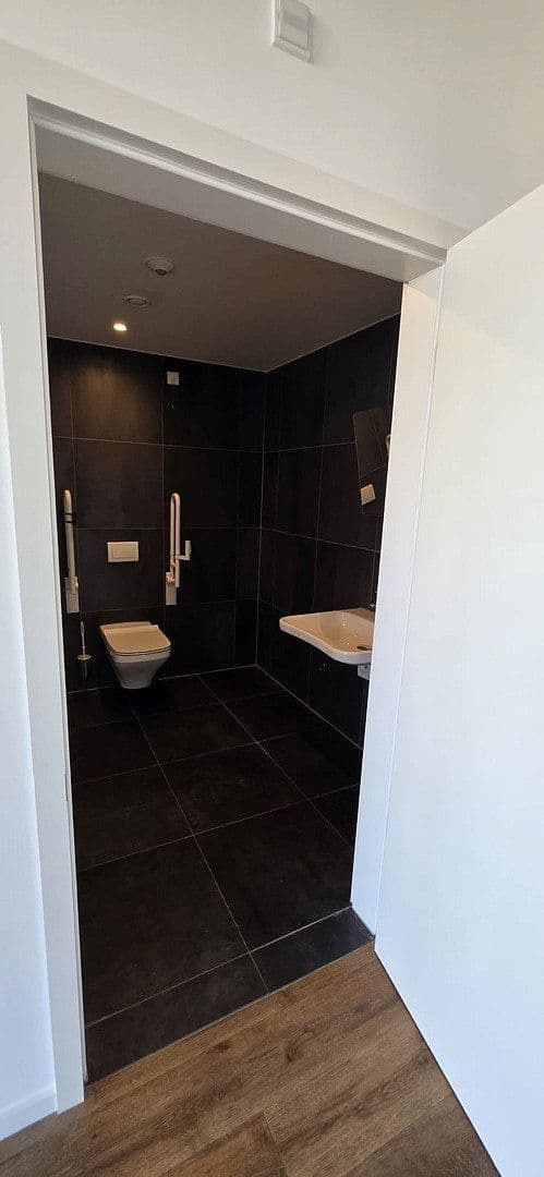 Prenájom kancelárie 206 m², Wilhelm-Leonhard-Straße 16, Kehl, Bádensko-Wurttembersko Prenájom kancelárie 206 m², Wilhelm-Leonhard-Straße 16, Kehl, Bádensko-Wurttembersko