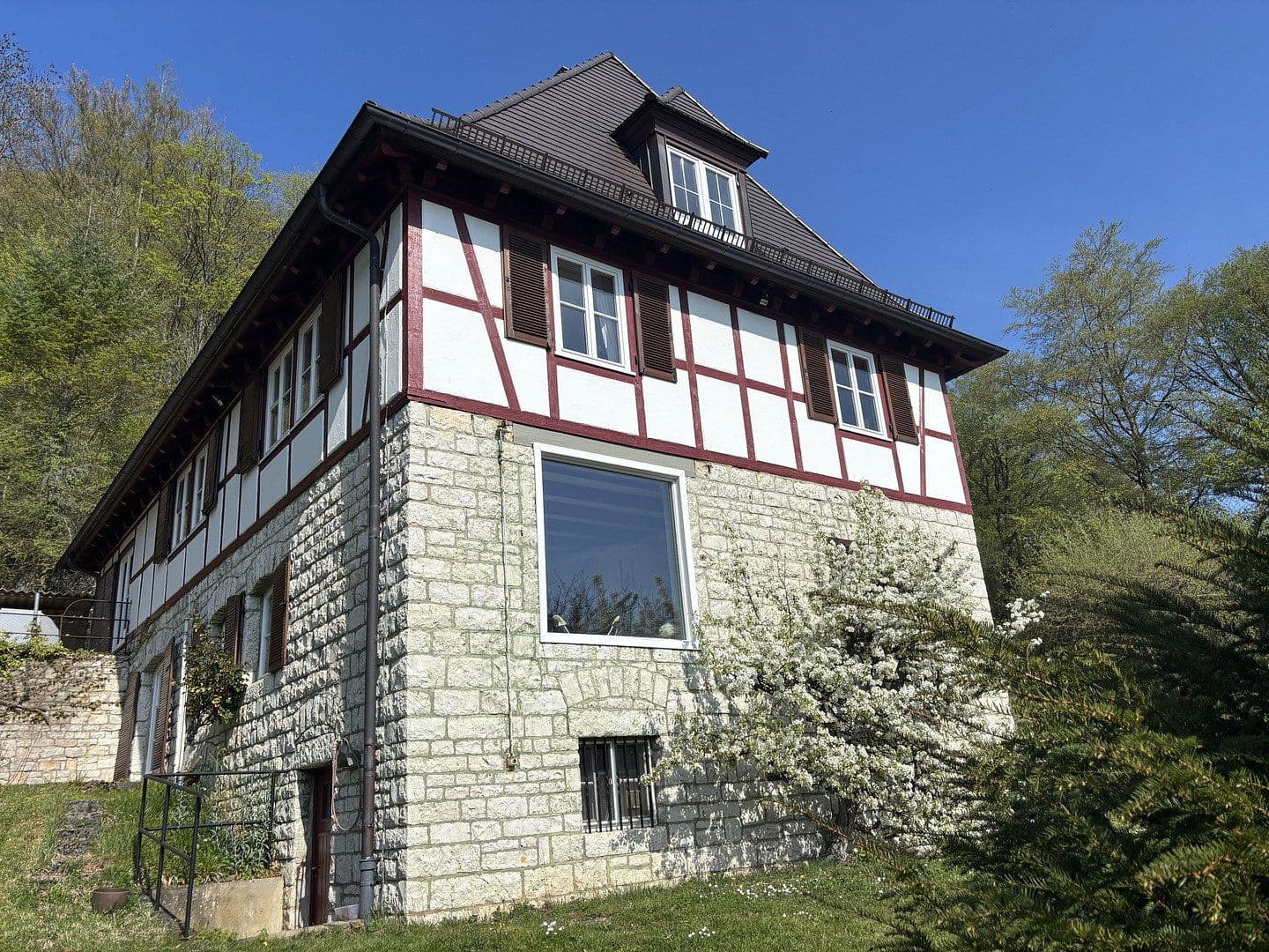 Predaj domu 312 m², pozemek 3.680 m², Westhausen, Bádensko-Wurttembersko Predaj domu 312 m², pozemek 3.680 m², Westhausen, Bádensko-Wurttembersko