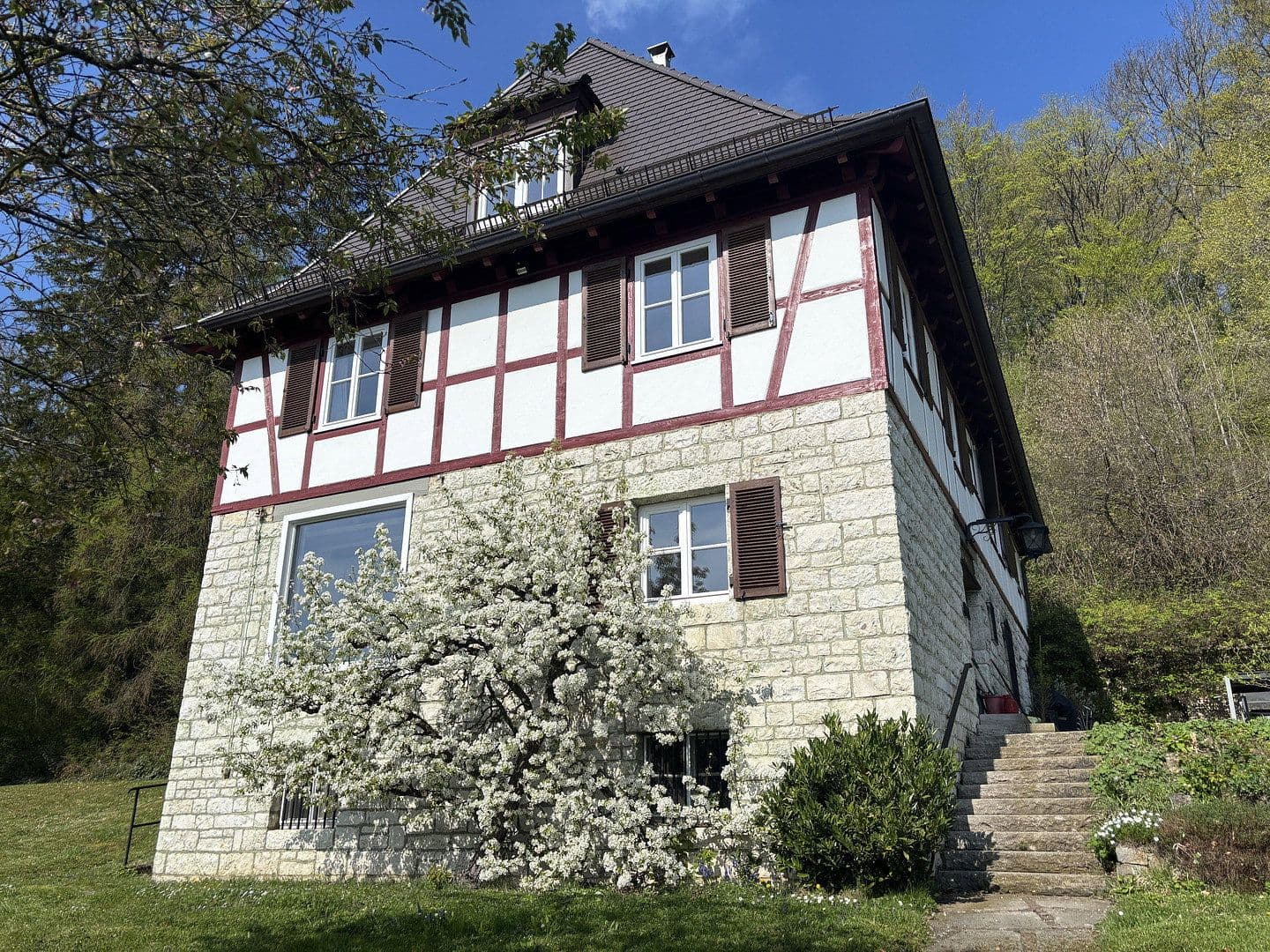 Predaj domu 312 m², pozemek 3.680 m², Westhausen, Bádensko-Wurttembersko Predaj domu 312 m², pozemek 3.680 m², Westhausen, Bádensko-Wurttembersko