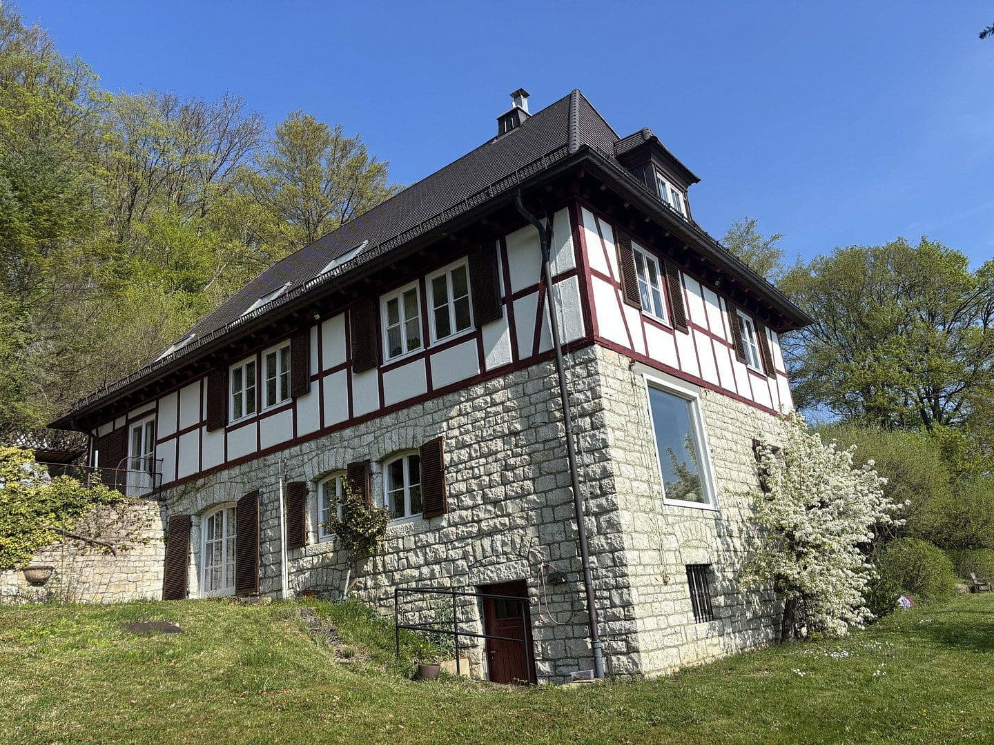 Predaj domu 312 m², pozemek 3.680 m², Westhausen, Bádensko-Wurttembersko Predaj domu 312 m², pozemek 3.680 m², Westhausen, Bádensko-Wurttembersko