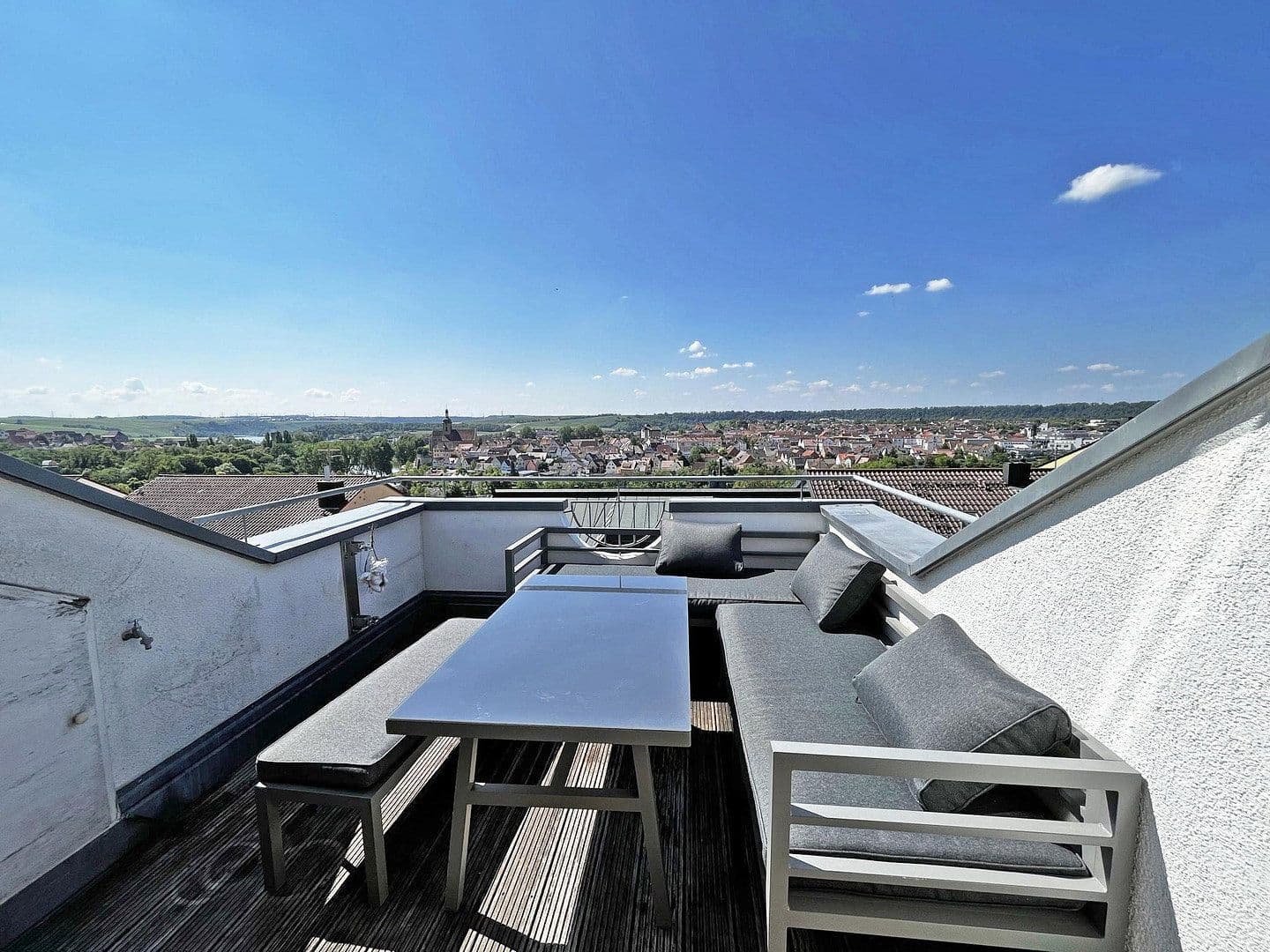 Prenájom bytu 3-izbový 89 m², Lauffen am Neckar, Bádensko-Wurttembersko Prenájom bytu 3-izbový 89 m², Lauffen am Neckar, Bádensko-Wurttembersko