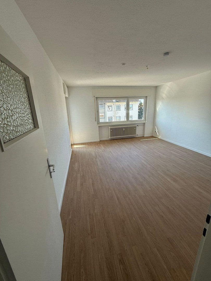 Prenájom bytu 4-izbový 99 m², Eggenstein-Leopoldshafen, Bádensko-Wurttembersko Prenájom bytu 4-izbový 99 m², Eggenstein-Leopoldshafen, Bádensko-Wurttembersko