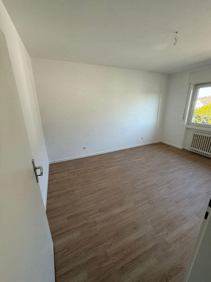 Prenájom bytu 4-izbový 99 m², Eggenstein-Leopoldshafen, Bádensko-Wurttembersko Prenájom bytu 4-izbový 99 m², Eggenstein-Leopoldshafen, Bádensko-Wurttembersko
