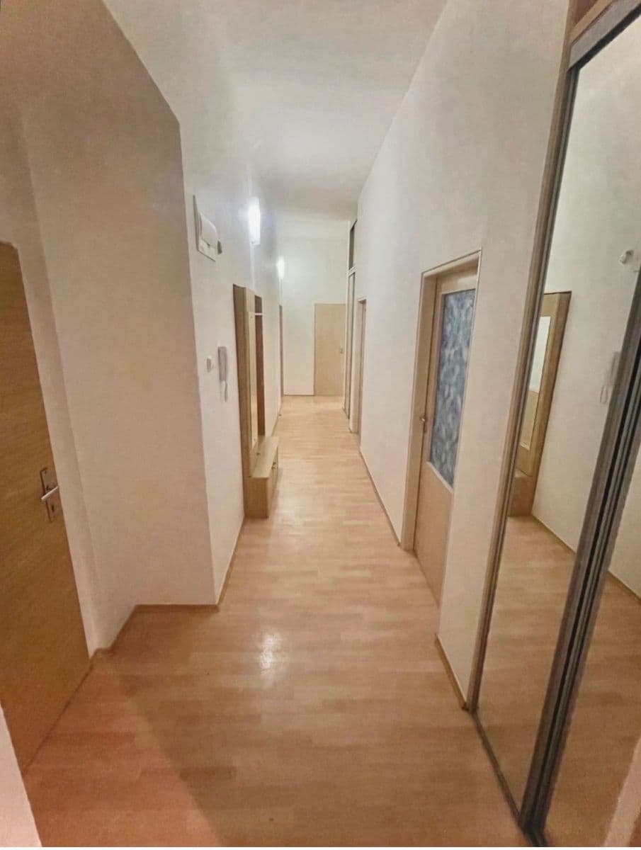 Prenájom bytu 4-izbový 20 m², Londýnská, Praha, Praha Prenájom bytu 4-izbový 20 m², Londýnská, Praha, Praha