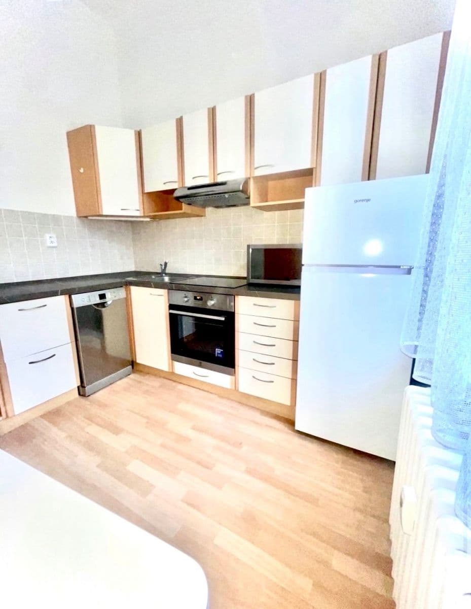 Prenájom bytu 4-izbový 20 m², Londýnská, Praha, Praha Prenájom bytu 4-izbový 20 m², Londýnská, Praha, Praha