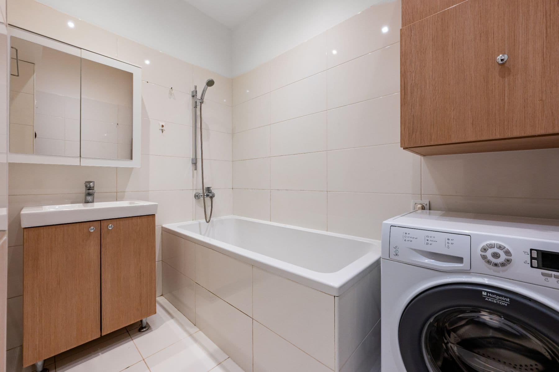 Prenájom bytu 3-izbový 80 m², Bělohorská, Praha, Praha Prenájom bytu 3-izbový 80 m², Bělohorská, Praha, Praha