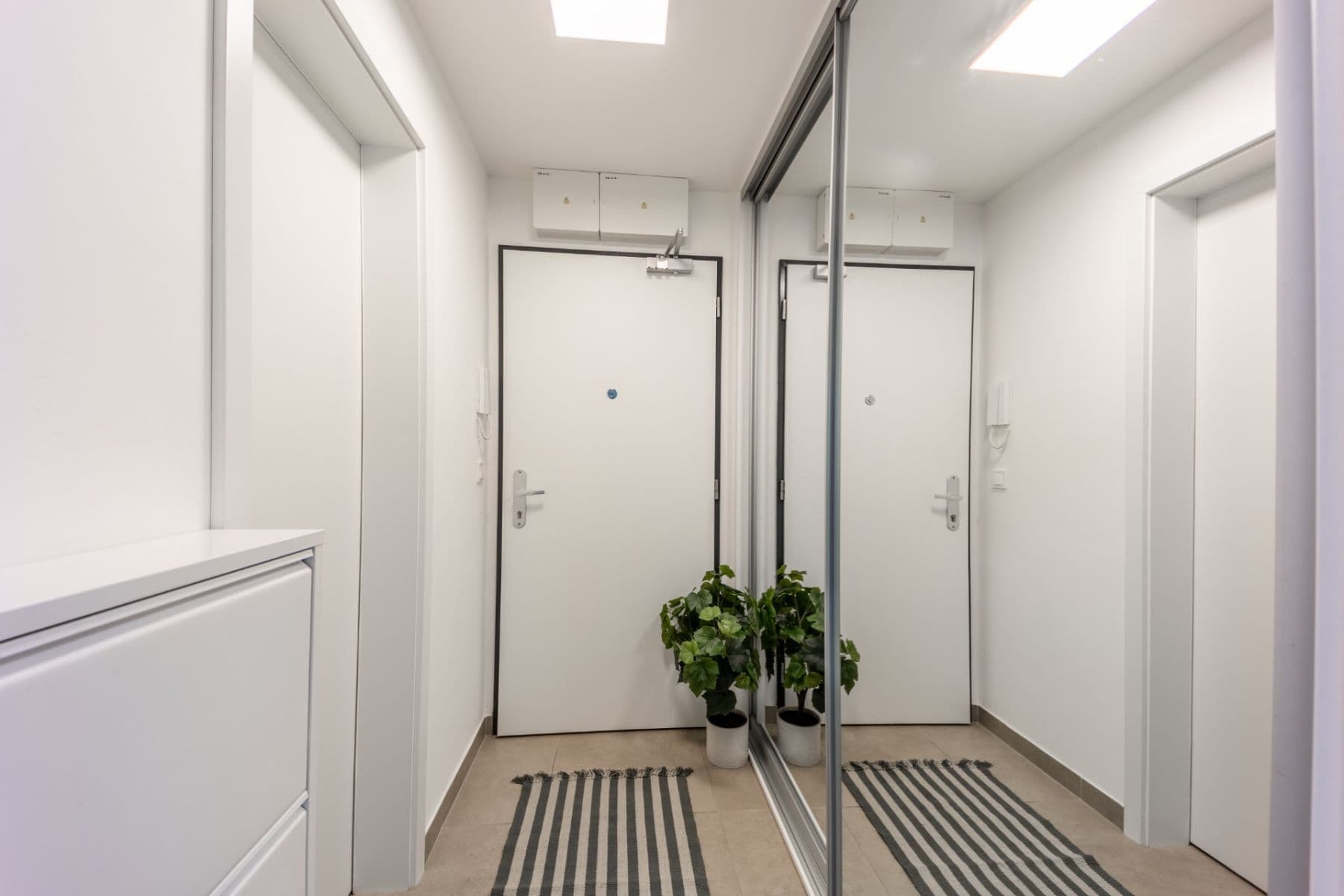 Prenájom bytu 1-izbový 39 m², Štěchovická, Praha, Praha Prenájom bytu 1-izbový 39 m², Štěchovická, Praha, Praha