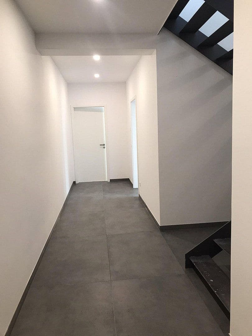 Prenájom bytu 4-izbový 210 m², Koblenz, Porýnie-Falcko Prenájom bytu 4-izbový 210 m², Koblenz, Porýnie-Falcko