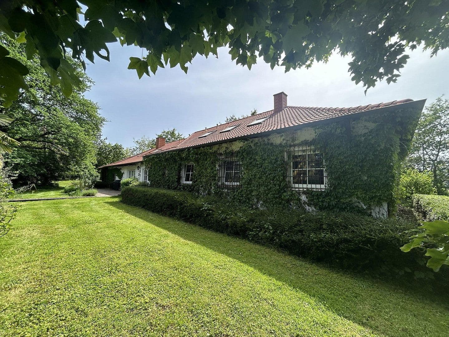 Predaj domu 320 m², pozemek 11.000 m², Kanzem, Porýnie-Falcko Predaj domu 320 m², pozemek 11.000 m², Kanzem, Porýnie-Falcko