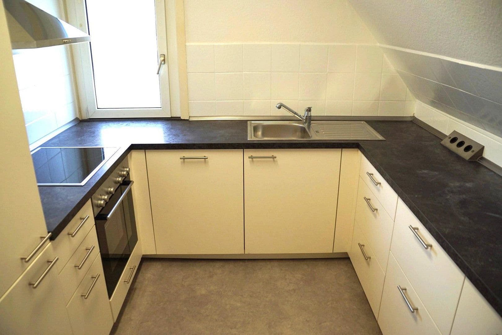 Predaj domu 183 m², pozemek 300 m², Plochingerstr. 137, Esslingen am Neckar, Bádensko-Wurttembersko Predaj domu 183 m², pozemek 300 m², Plochingerstr. 137, Esslingen am Neckar, Bádensko-Wurttembersko