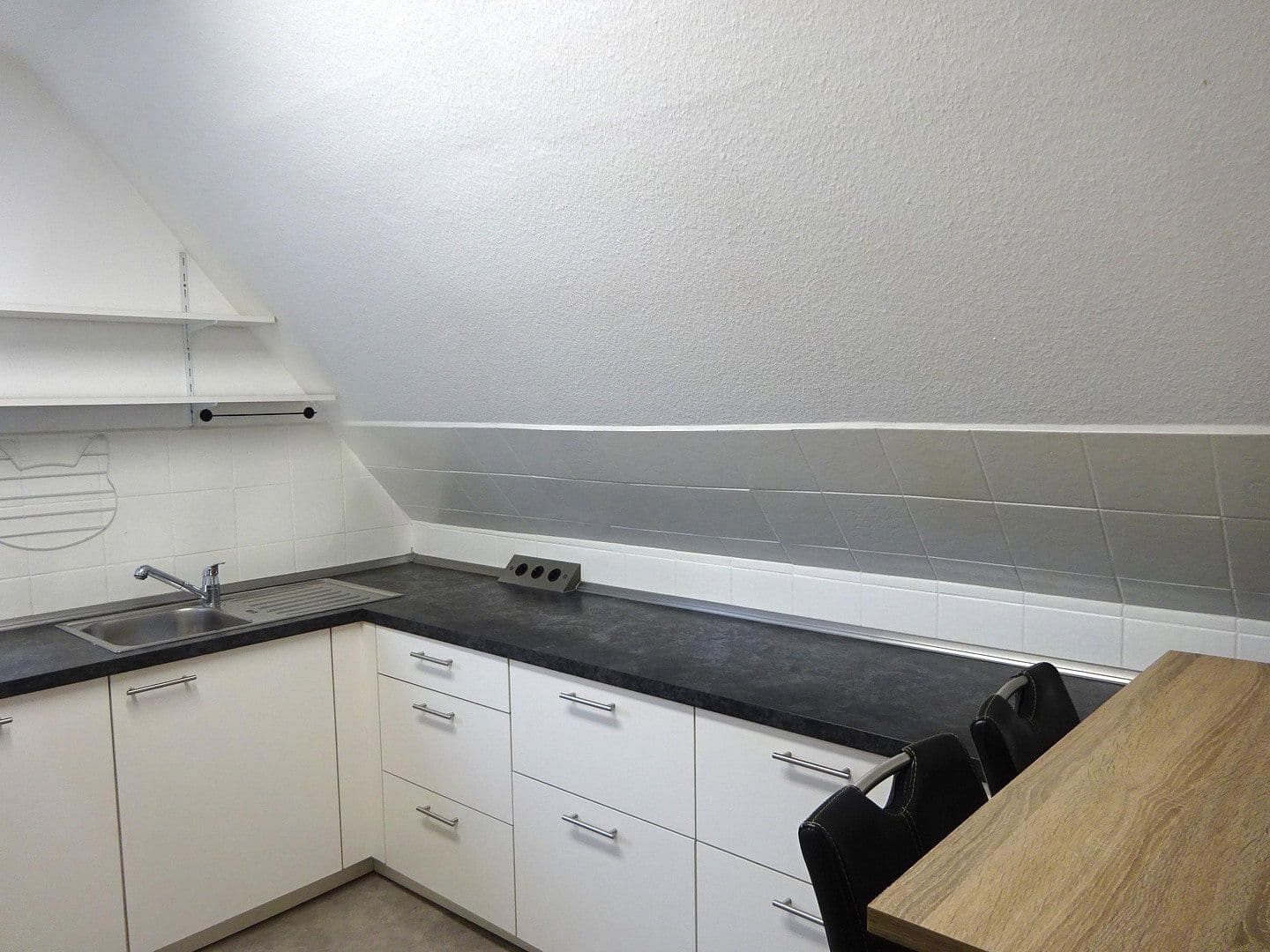 Predaj domu 183 m², pozemek 300 m², Plochingerstr. 137, Esslingen am Neckar, Bádensko-Wurttembersko Predaj domu 183 m², pozemek 300 m², Plochingerstr. 137, Esslingen am Neckar, Bádensko-Wurttembersko