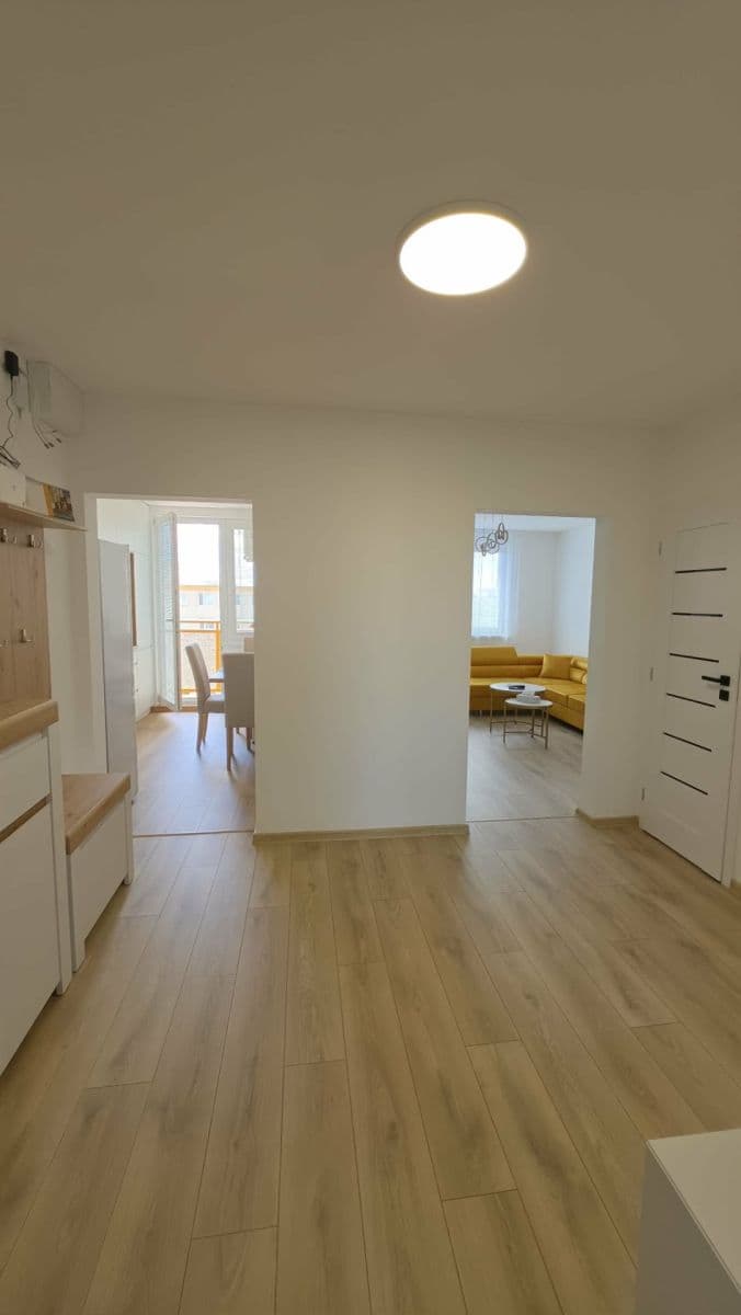Prenájom bytu 3-izbový 64 m², A. Bednára, Prievidza, Trenčiansky kraj Prenájom bytu 3-izbový 64 m², A. Bednára, Prievidza, Trenčiansky kraj