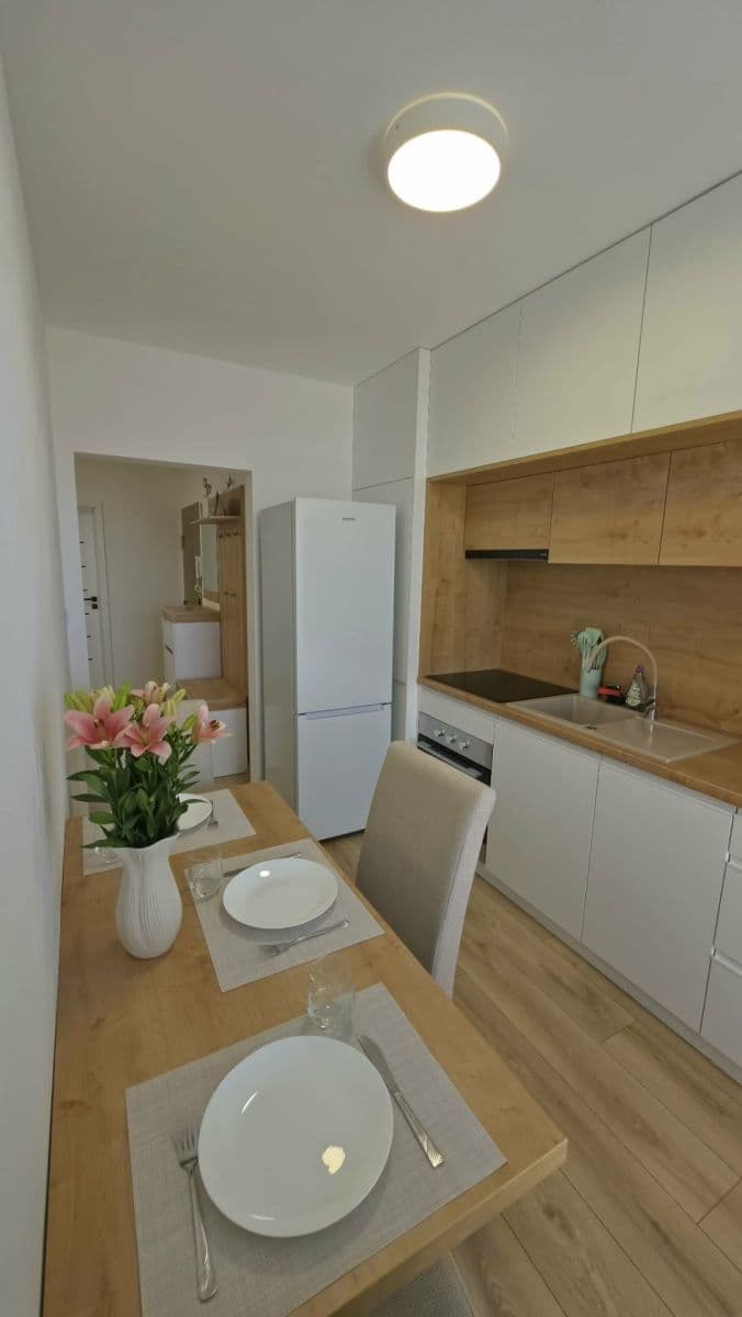 Prenájom bytu 3-izbový 64 m², A. Bednára, Prievidza, Trenčiansky kraj Prenájom bytu 3-izbový 64 m², A. Bednára, Prievidza, Trenčiansky kraj