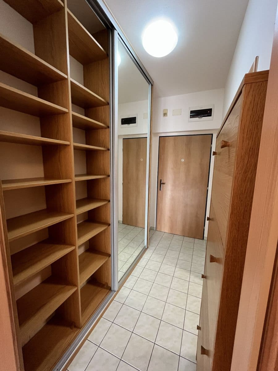 Prenájom bytu 1-izbový 38 m², Wiesenthalova, Praha, Praha Prenájom bytu 1-izbový 38 m², Wiesenthalova, Praha, Praha