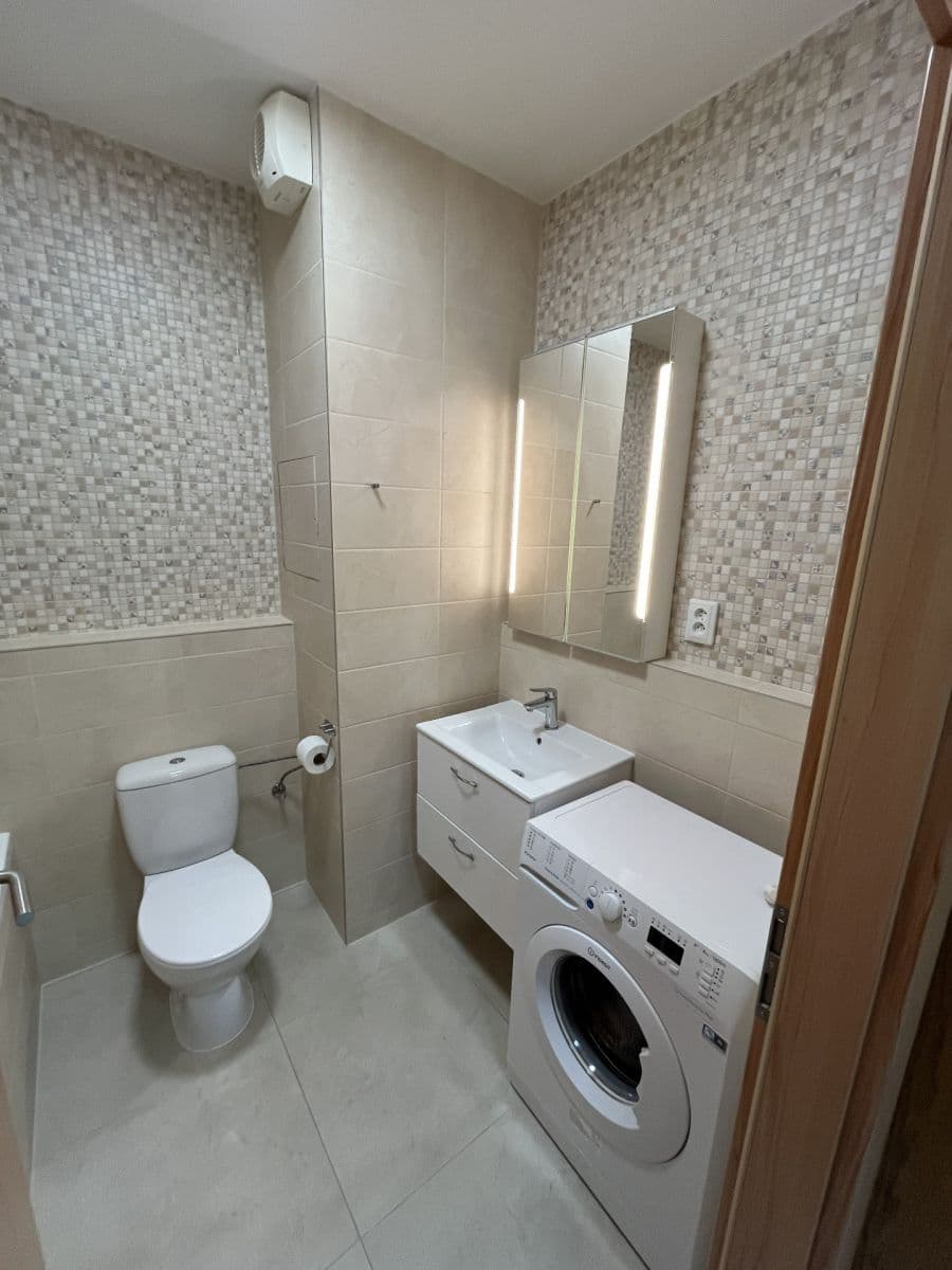 Prenájom bytu 1-izbový 38 m², Wiesenthalova, Praha, Praha Prenájom bytu 1-izbový 38 m², Wiesenthalova, Praha, Praha