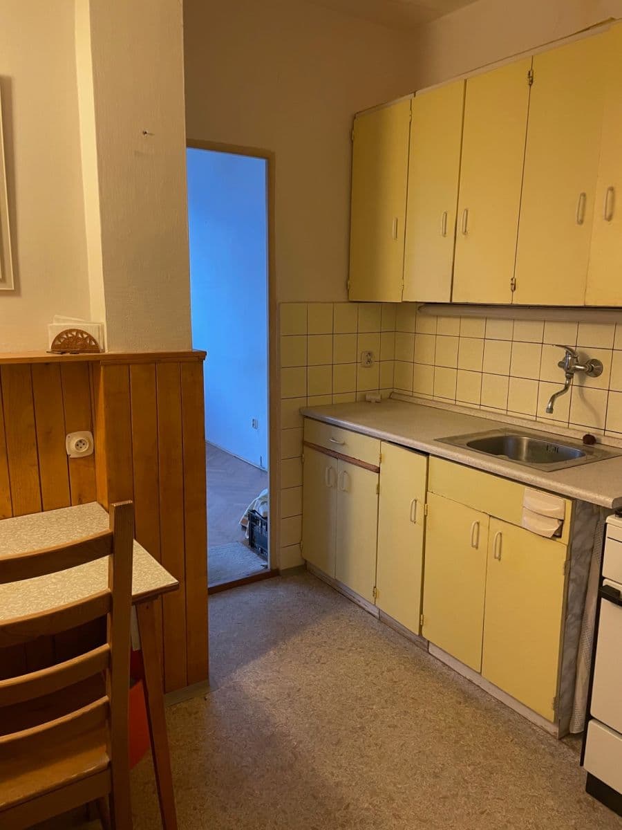 Prenájom bytu 4-izbový 88 m², Ke Kladivům, Praha, Praha Prenájom bytu 4-izbový 88 m², Ke Kladivům, Praha, Praha
