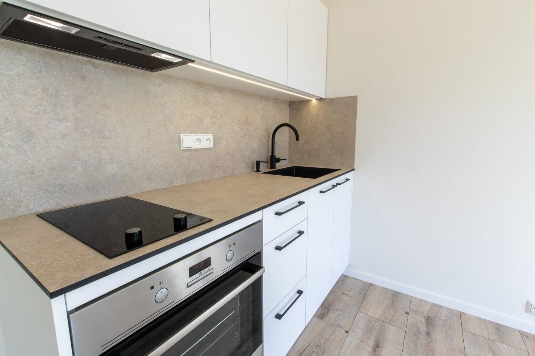 Prenájom bytu 1-izbový 25 m², Novovysočanská, Praha, Praha Prenájom bytu 1-izbový 25 m², Novovysočanská, Praha, Praha