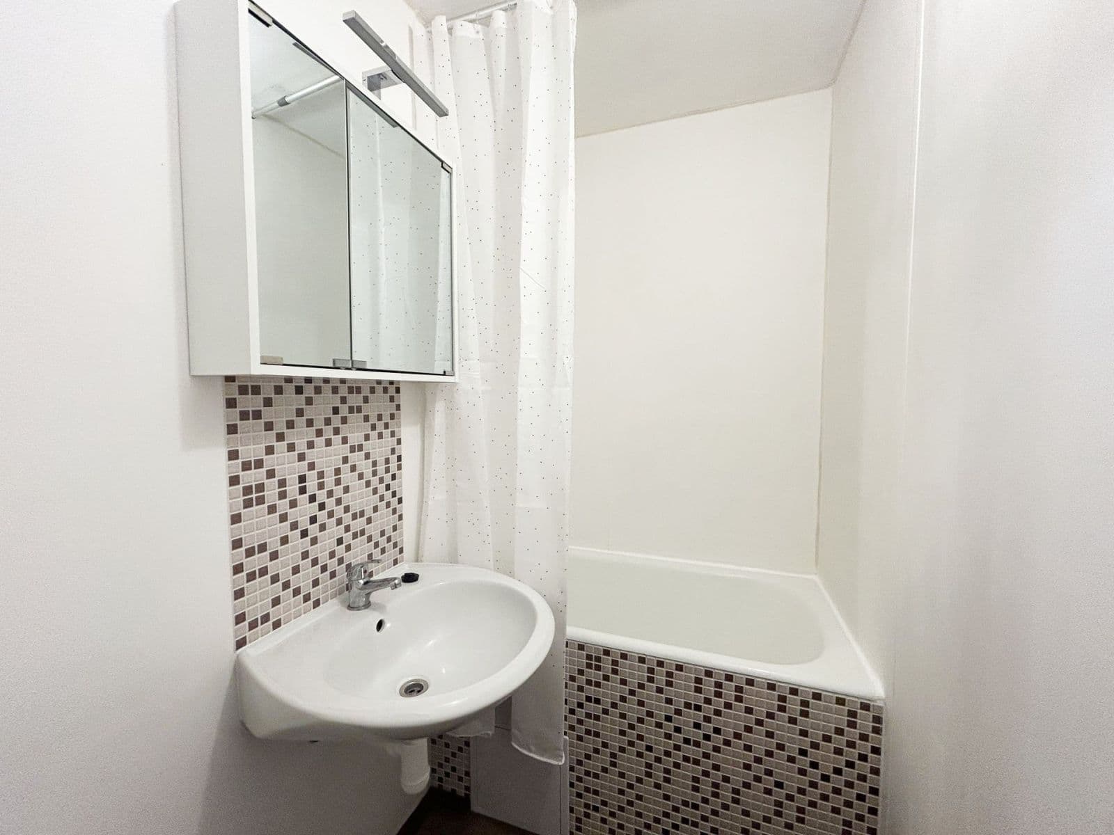 Prenájom bytu 1-izbový 34 m², Křivenická, Praha, Praha Prenájom bytu 1-izbový 34 m², Křivenická, Praha, Praha