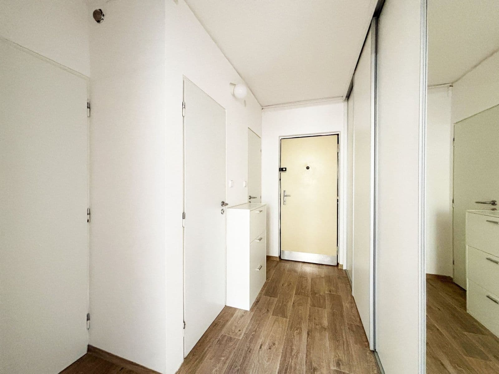 Prenájom bytu 2-izbový 40 m², Tisovecká, Kolín, Středočeský kraj Prenájom bytu 2-izbový 40 m², Tisovecká, Kolín, Středočeský kraj
