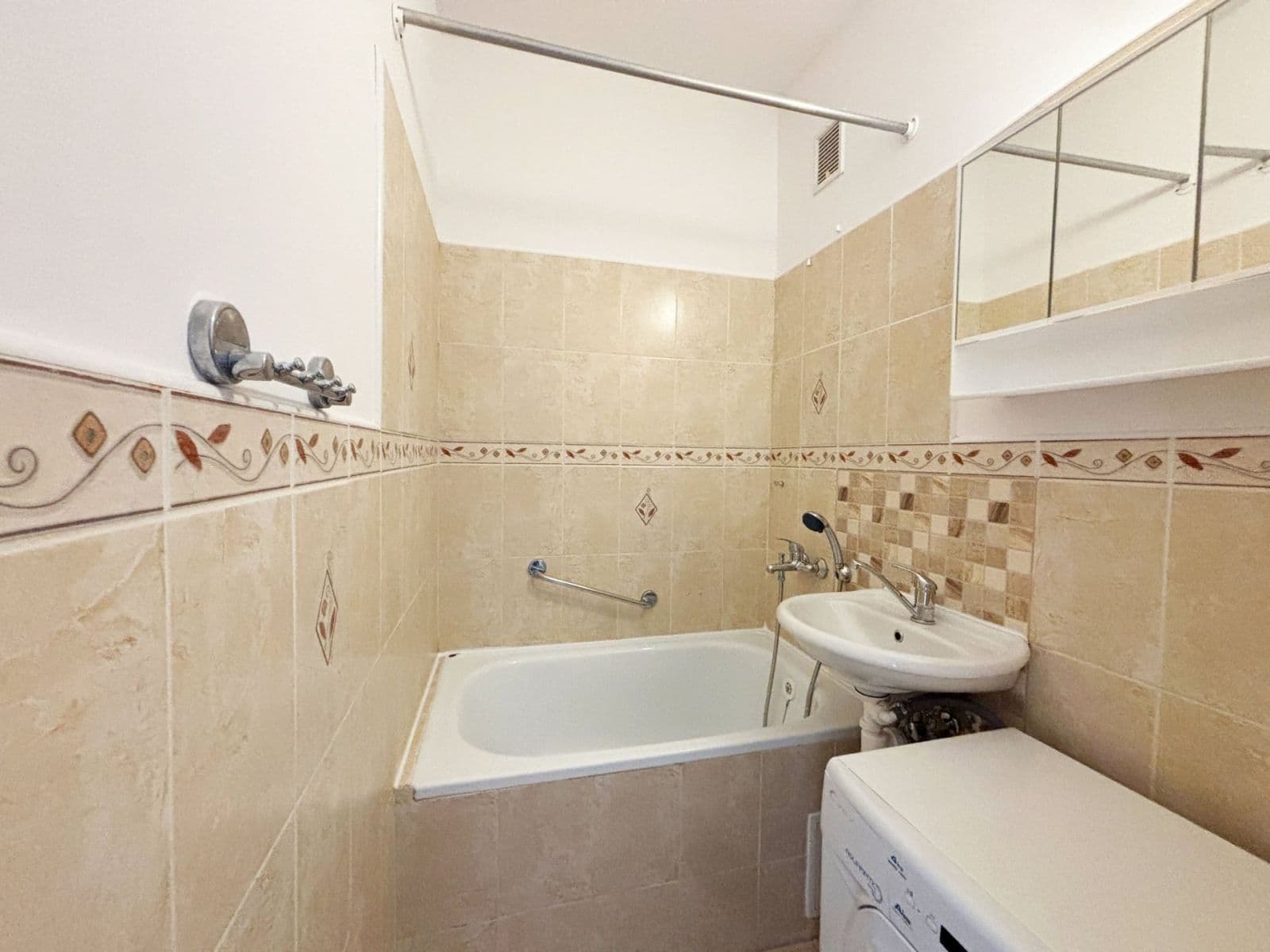 Prenájom bytu 2-izbový 40 m², Tisovecká, Kolín, Středočeský kraj Prenájom bytu 2-izbový 40 m², Tisovecká, Kolín, Středočeský kraj