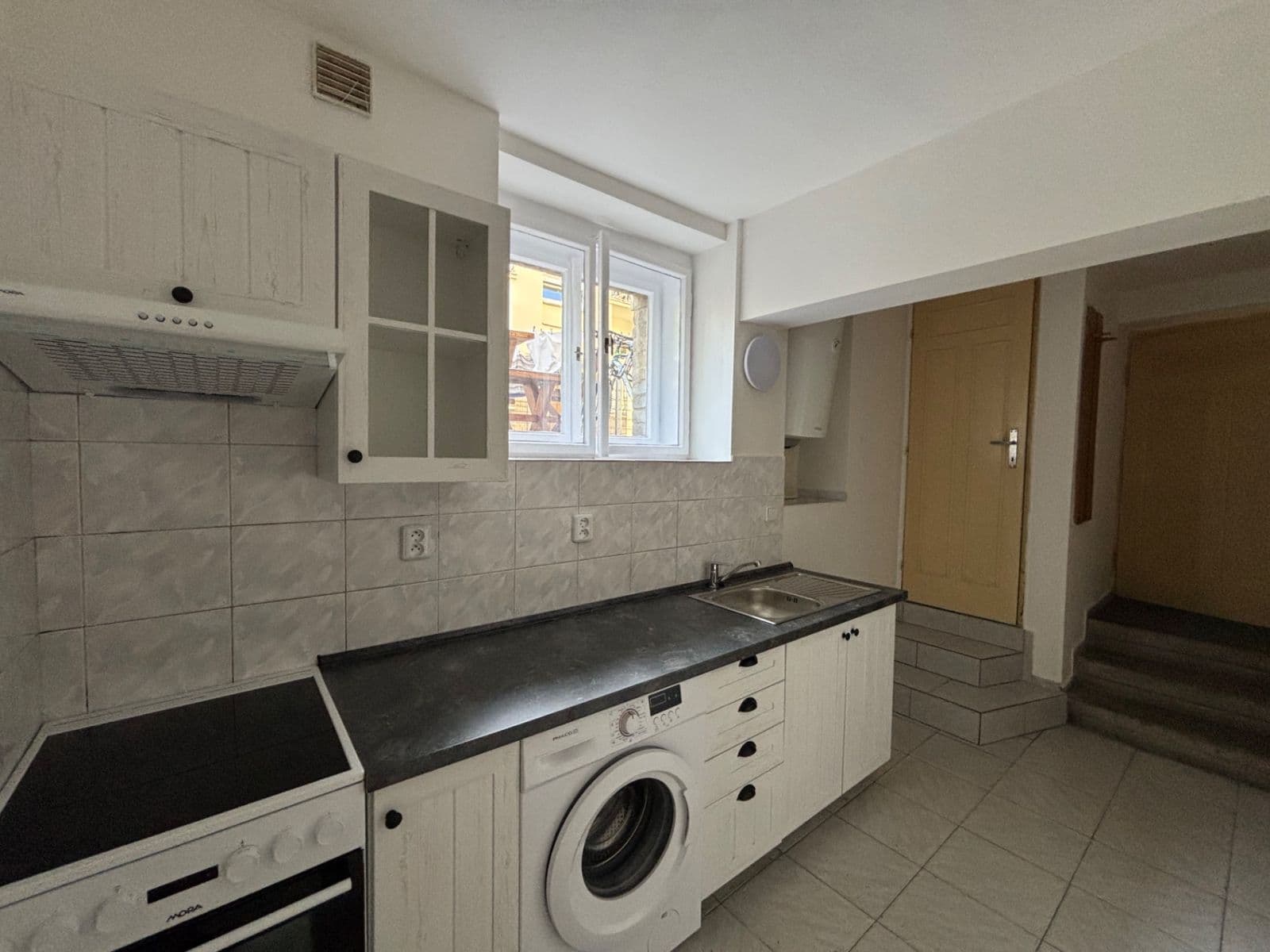 Prenájom bytu 1-izbový 38 m², Ústecká, Praha, Praha Prenájom bytu 1-izbový 38 m², Ústecká, Praha, Praha