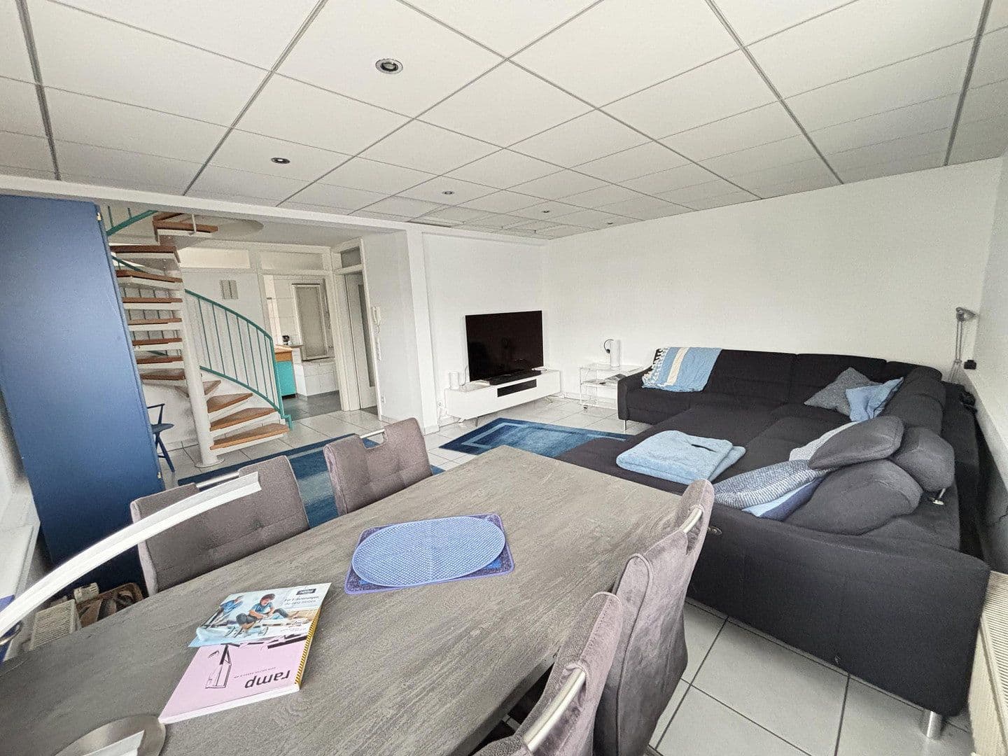 Prenájom bytu 5-izbový 185 m², Wolf-Hirth-Straße 10, Esslingen am Neckar, Bádensko-Wurttembersko Prenájom bytu 5-izbový 185 m², Wolf-Hirth-Straße 10, Esslingen am Neckar, Bádensko-Wurttembersko
