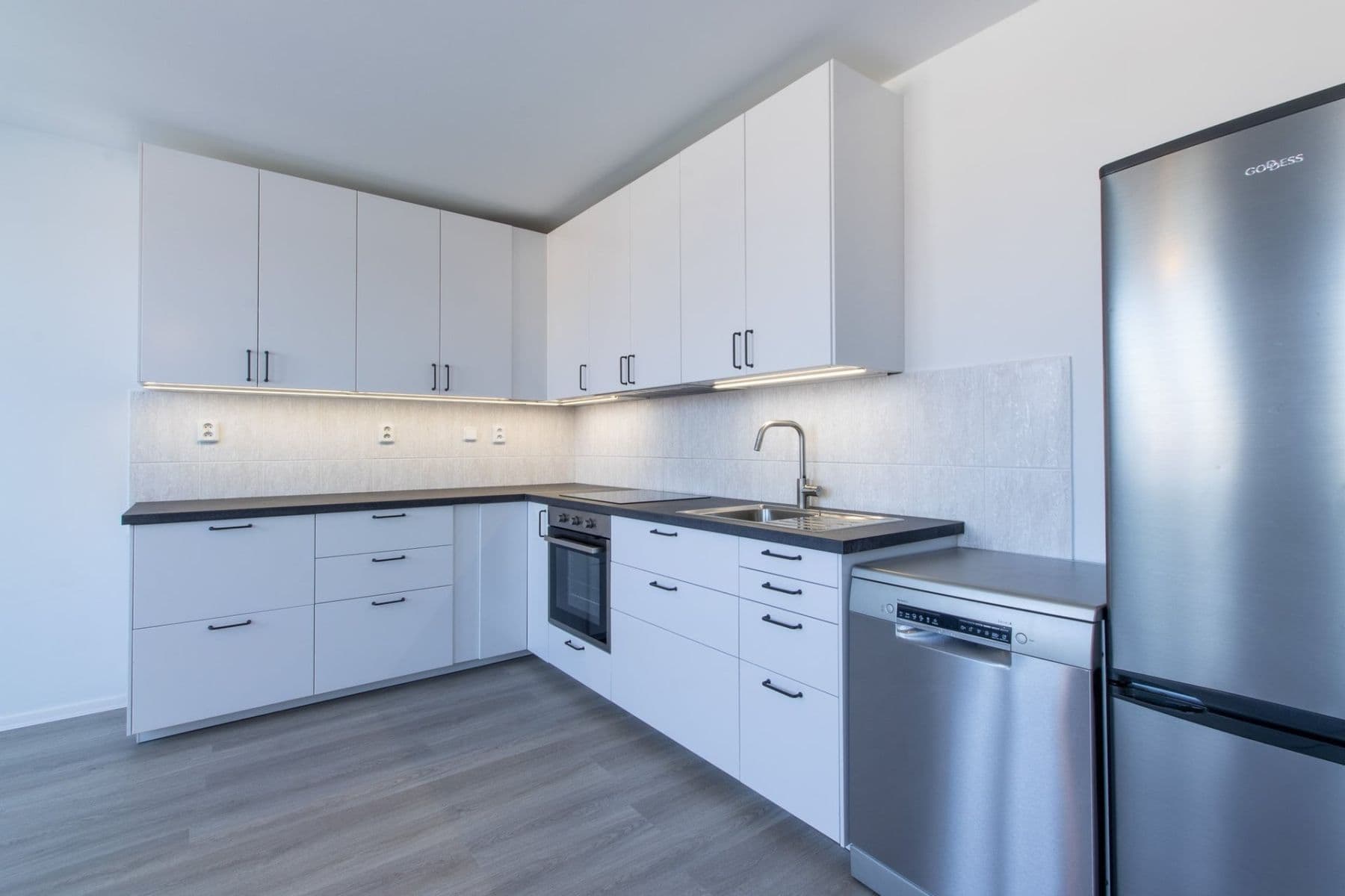Prenájom bytu 3-izbový 78 m², Nezamyslova, Praha, Praha Prenájom bytu 3-izbový 78 m², Nezamyslova, Praha, Praha