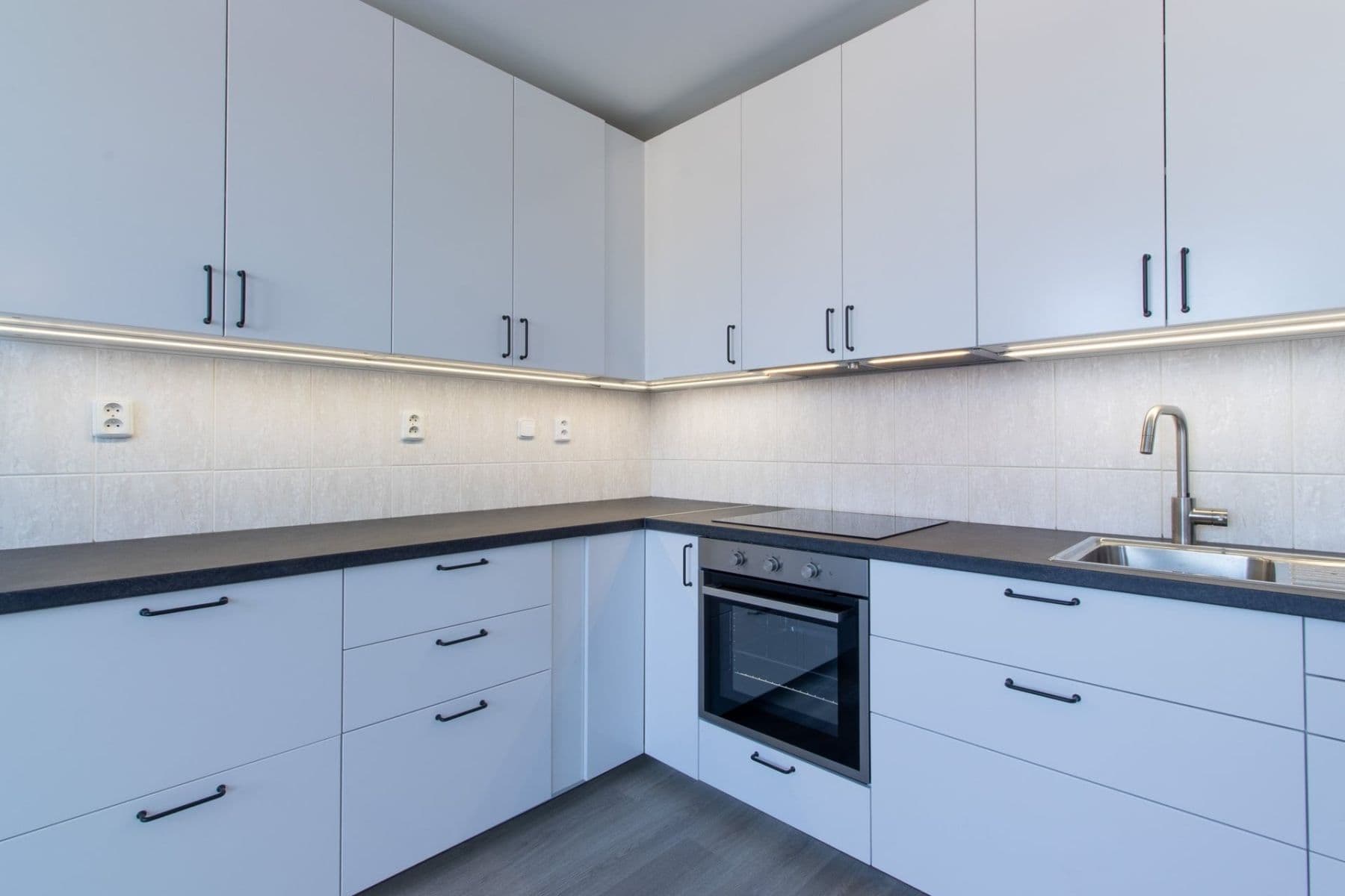 Prenájom bytu 3-izbový 78 m², Nezamyslova, Praha, Praha Prenájom bytu 3-izbový 78 m², Nezamyslova, Praha, Praha