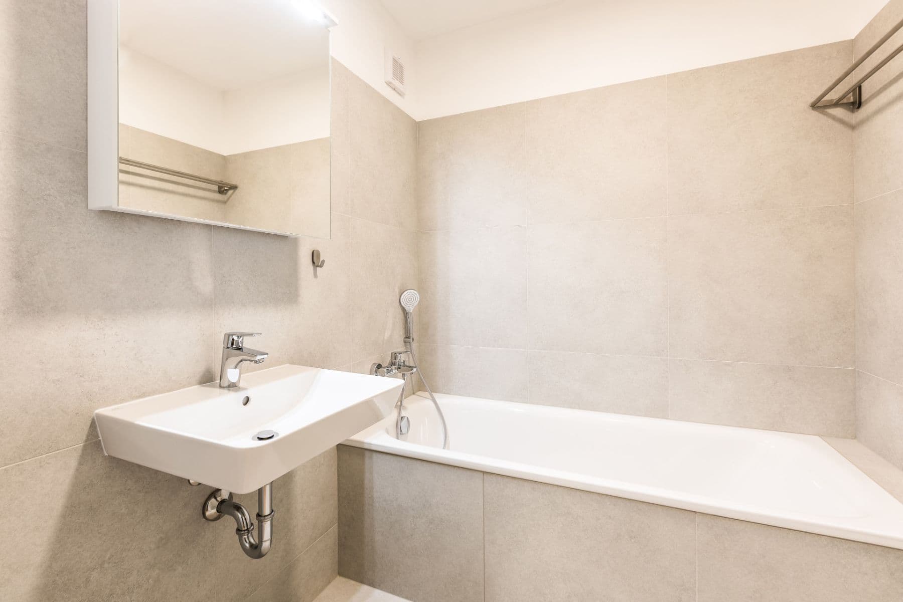 Prenájom bytu 4-izbový 82 m², Dobiášova, Liberec, Liberecký kraj Prenájom bytu 4-izbový 82 m², Dobiášova, Liberec, Liberecký kraj