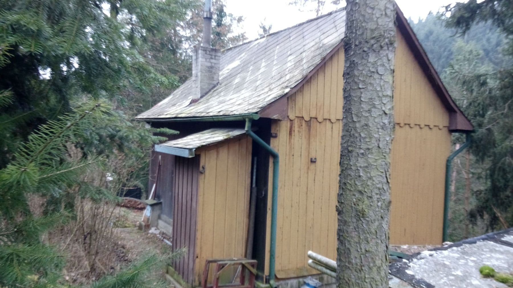 Predaj rekreačného objektu 29 m², pozemek 1.147 m², Malá Hraštice, Středočeský kraj Predaj rekreačného objektu 29 m², pozemek 1.147 m², Malá Hraštice, Středočeský kraj