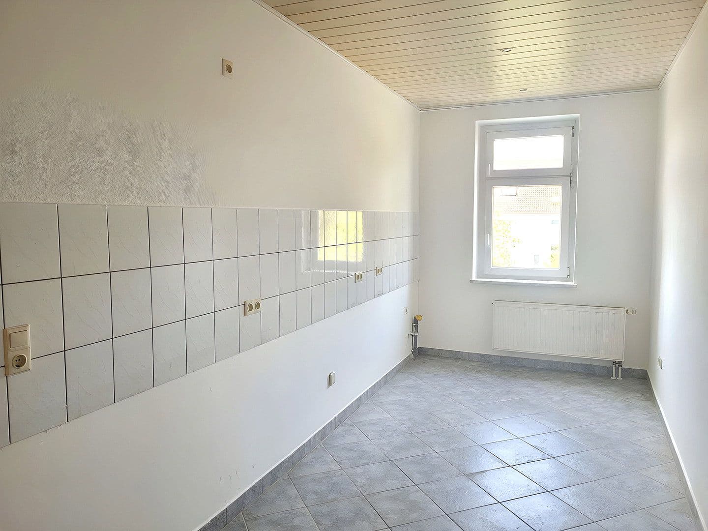 Prenájom bytu 4-izbový 115 m², Dieskaustraße 224, Leipzig, Sasko Prenájom bytu 4-izbový 115 m², Dieskaustraße 224, Leipzig, Sasko
