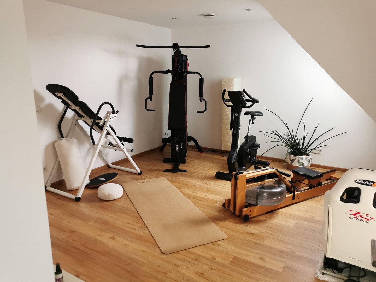 Prenájom bytu 5-izbový 194 m², Hauptstr. 29, Leinfelden-Echterdingen, Bádensko-Wurttembersko Prenájom bytu 5-izbový 194 m², Hauptstr. 29, Leinfelden-Echterdingen, Bádensko-Wurttembersko