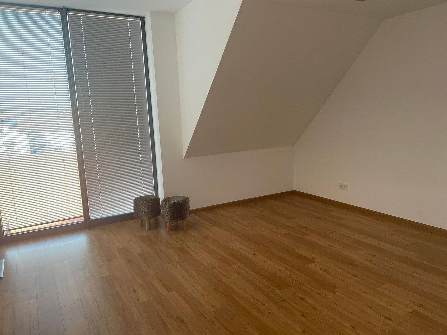Prenájom bytu 5-izbový 194 m², Hauptstr. 29, Leinfelden-Echterdingen, Bádensko-Wurttembersko Prenájom bytu 5-izbový 194 m², Hauptstr. 29, Leinfelden-Echterdingen, Bádensko-Wurttembersko