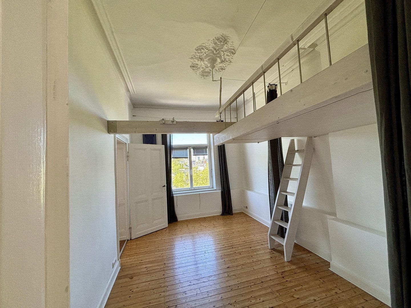 Prenájom bytu 4-izbový 140 m², Bismarckstr. 94, Aachen, Severné Porýnie - Westfálsko Prenájom bytu 4-izbový 140 m², Bismarckstr. 94, Aachen, Severné Porýnie - Westfálsko