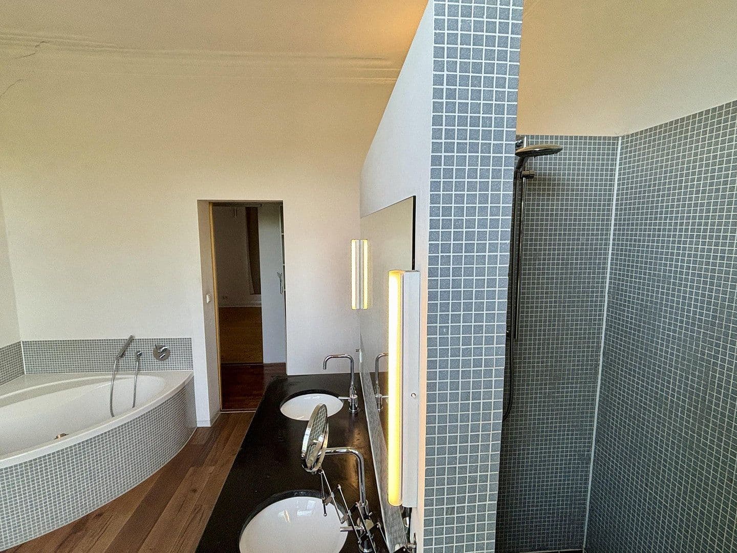Prenájom bytu 4-izbový 140 m², Bismarckstr. 94, Aachen, Severné Porýnie - Westfálsko Prenájom bytu 4-izbový 140 m², Bismarckstr. 94, Aachen, Severné Porýnie - Westfálsko