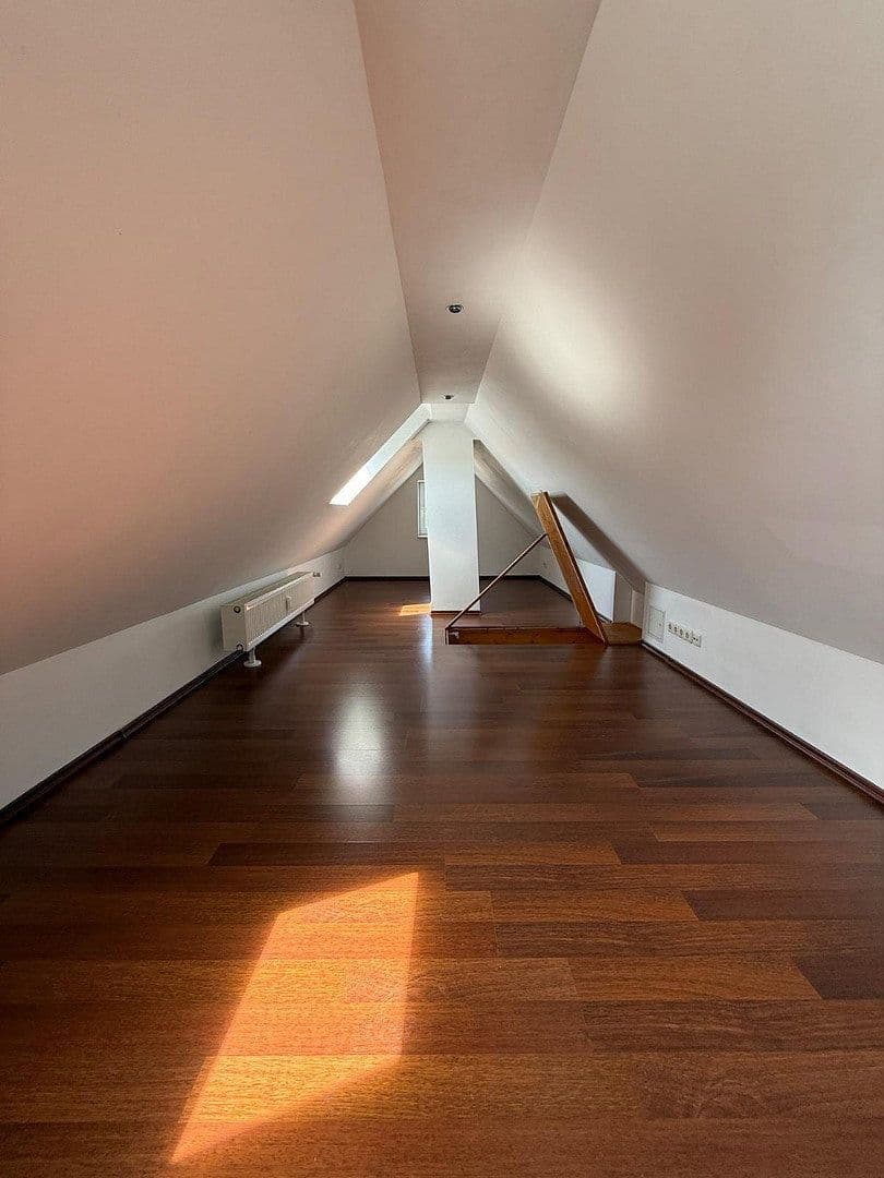 Prenájom bytu 2-izbový 60 m², Frankfurt am Main, Hesensko Prenájom bytu 2-izbový 60 m², Frankfurt am Main, Hesensko