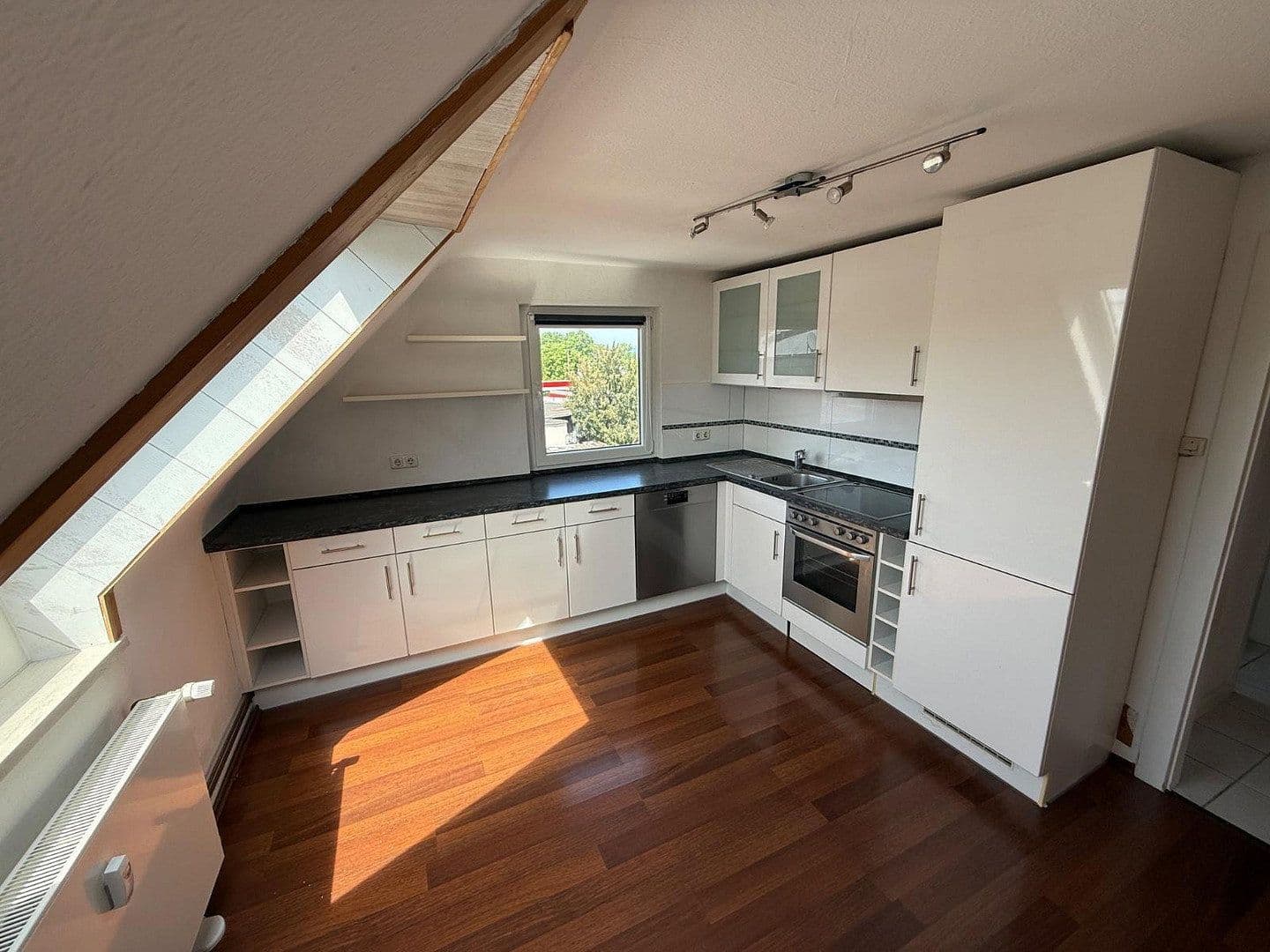 Prenájom bytu 2-izbový 60 m², Frankfurt am Main, Hesensko Prenájom bytu 2-izbový 60 m², Frankfurt am Main, Hesensko