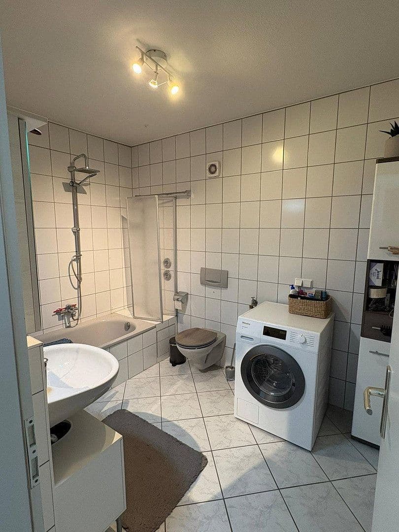 Prenájom bytu 3-izbový 100 m², Neuer Weg 8, Rosbach v. d. Höhe, Hesensko Prenájom bytu 3-izbový 100 m², Neuer Weg 8, Rosbach v. d. Höhe, Hesensko