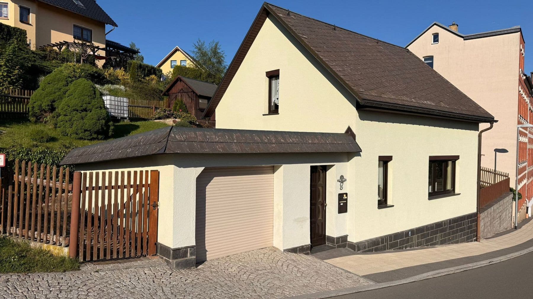 Predaj domu 90 m², pozemek 399 m², Burgstraße 8 08228, Rodewisch, Sasko Predaj domu 90 m², pozemek 399 m², Burgstraße 8 08228, Rodewisch, Sasko