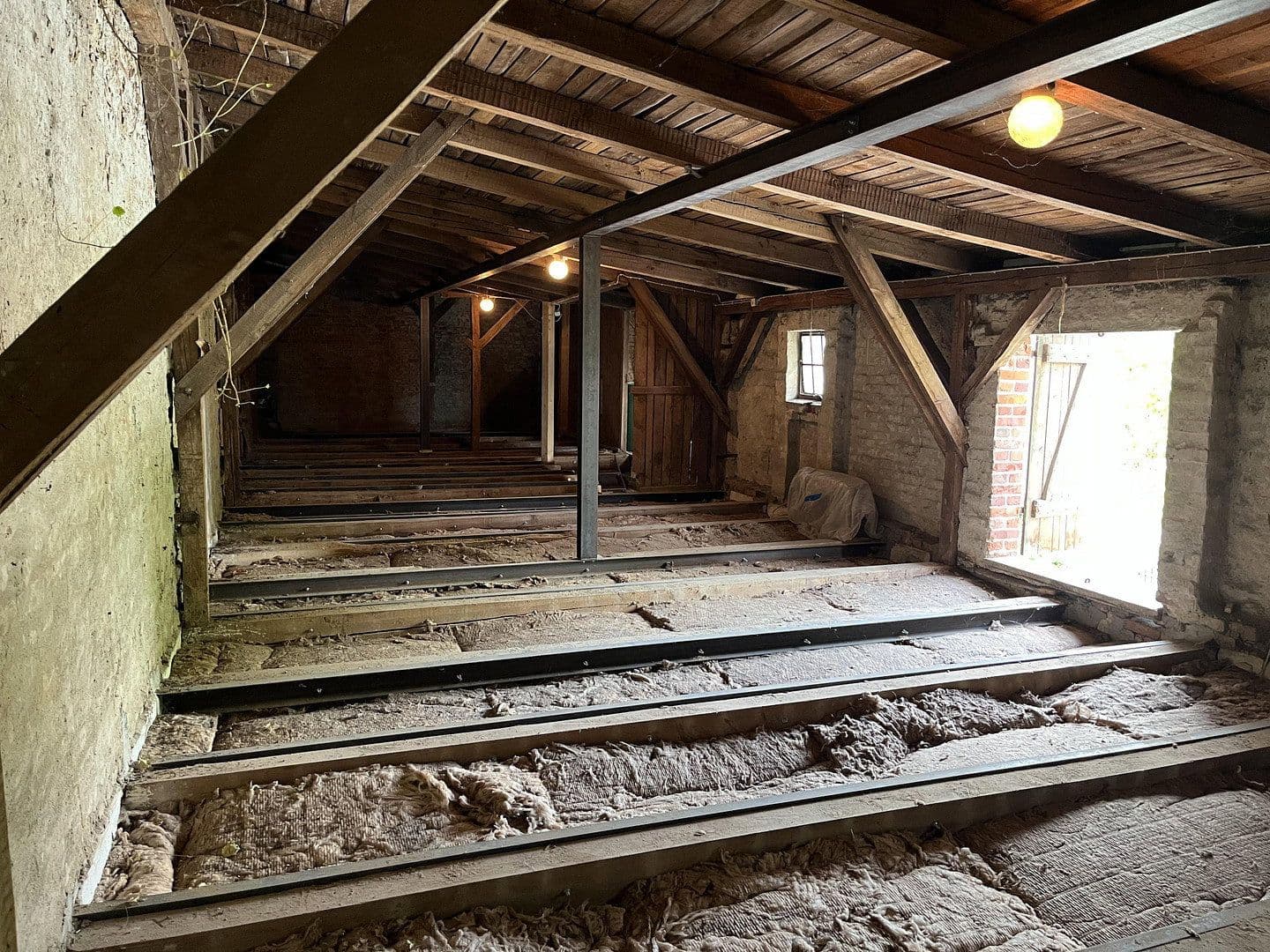 Predaj domu 179 m², pozemek 1.108 m², Bahnhofstraße 2, Lübz, Meklenbursko-Predpomoransko Predaj domu 179 m², pozemek 1.108 m², Bahnhofstraße 2, Lübz, Meklenbursko-Predpomoransko