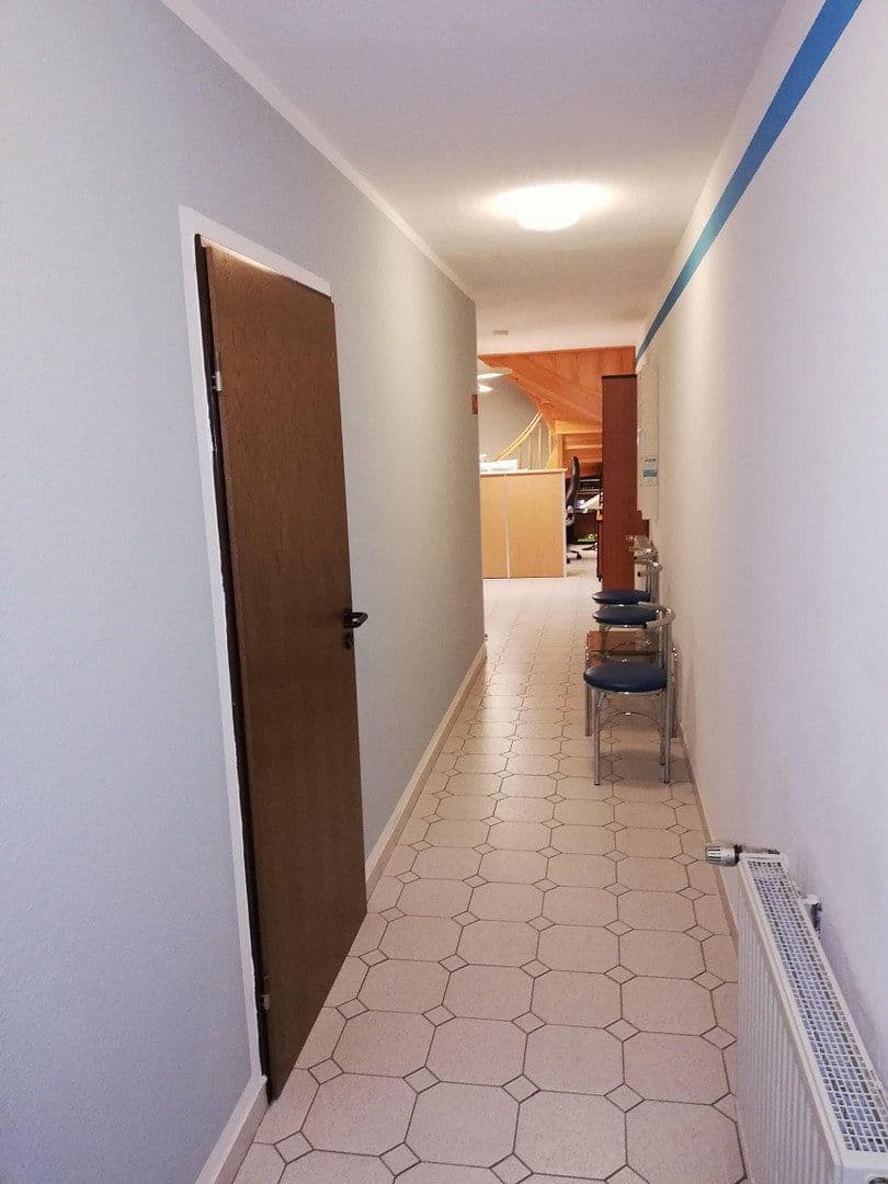 Predaj domu 179 m², pozemek 1.108 m², Bahnhofstraße 2, Lübz, Meklenbursko-Predpomoransko Predaj domu 179 m², pozemek 1.108 m², Bahnhofstraße 2, Lübz, Meklenbursko-Predpomoransko